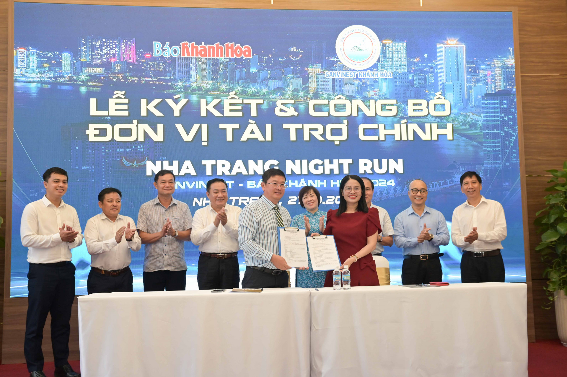 The leader of Khanh Hoa Newspaper and the leader of Sanvinest sign the sponsor contract 

