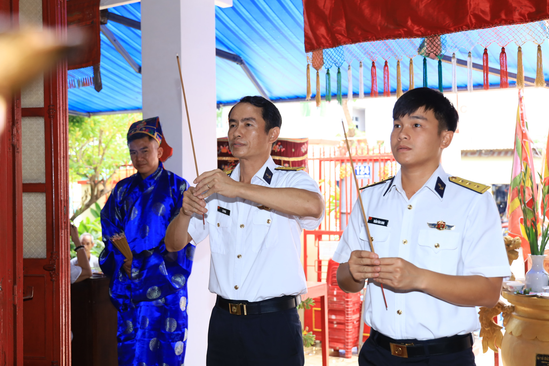 The representatives of Naval Academy offering incense to General Tran Quoc Tuan

