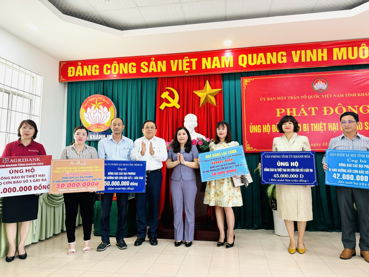 Đại diện các cơ quan, doanh nghiệp trao biểu trưng ủng hộ đồng bào các tỉnh phía Bắc bị thiệt hại do thiên tai