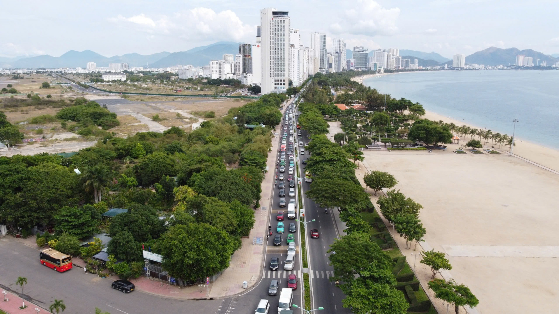 Xe ô tô nối đuôi nhau trên đường Trần Phú