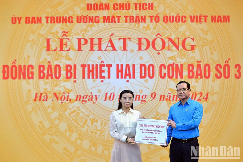 Đại diện lãnh đạo các bộ, ngành, đoàn thể trao kinh phí tượng trưng ủng hộ đồng bào chịu ảnh hưởng của bão số 3.

