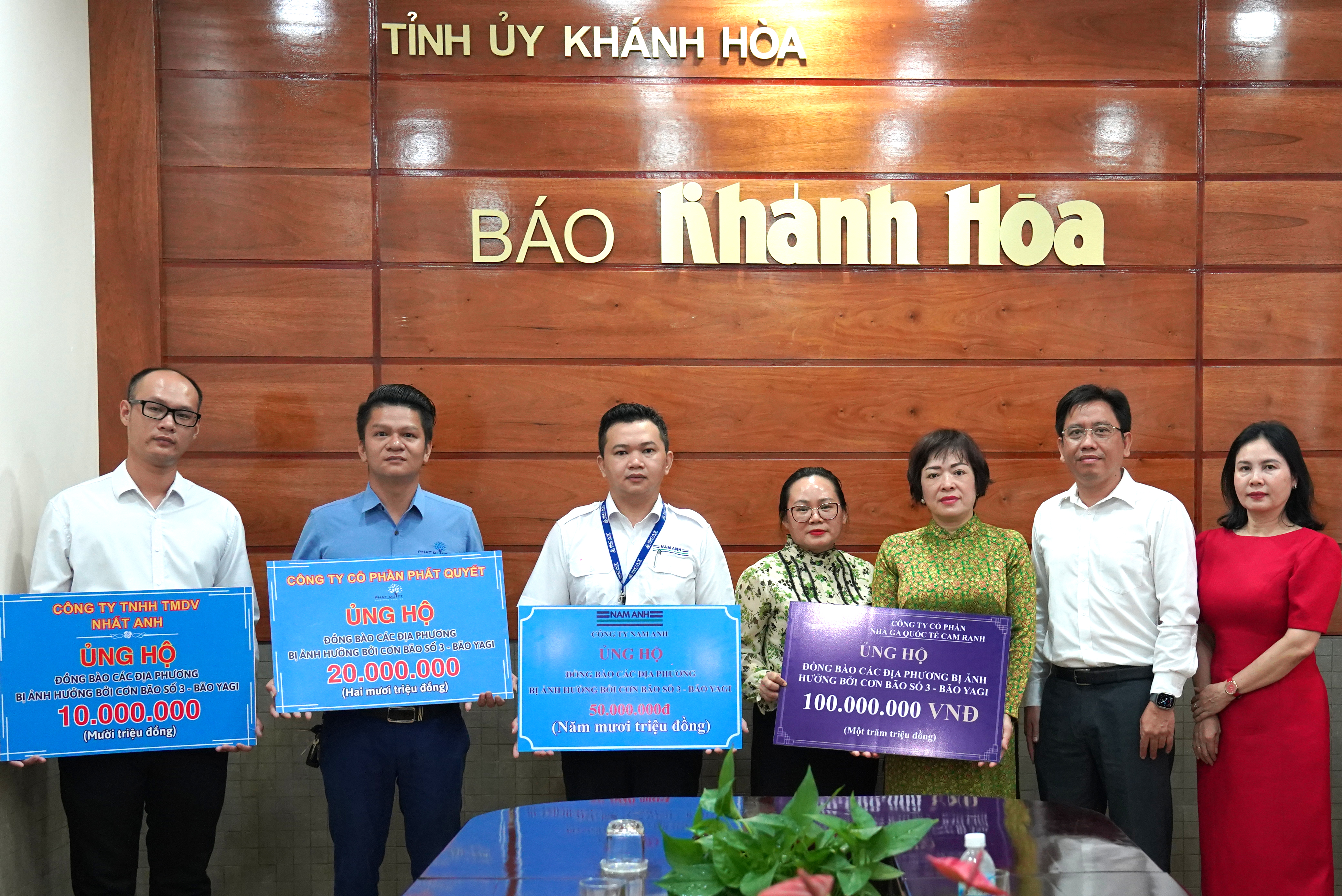 Báo Khánh Hòa tiếp nhận 182 triệu đồng từ Công ty Cổ phần Nhà ga Quốc tế Cam Ranh ủng hộ đồng bào miền Bắc khắc phục thiệt hại do bão số 3