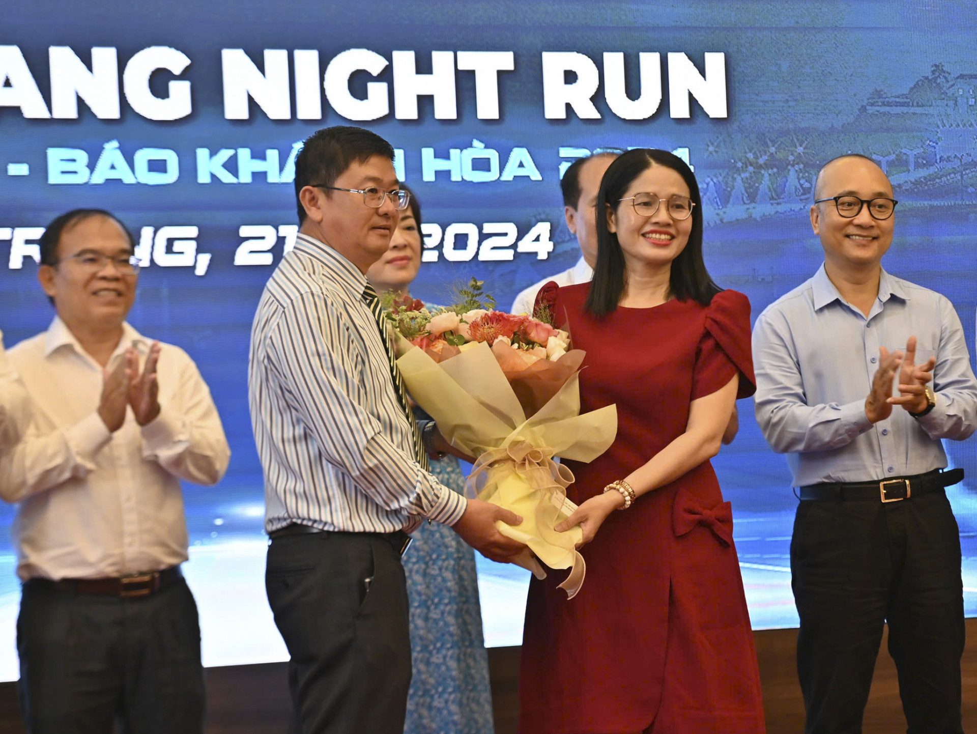 The leader of Khanh Hoa Newspaper presenting flowers to the leader of Sanvinest, the main sponsor of Nha Trang Night Run Sanvinest - Khanh Hoa Newspaper 2024

