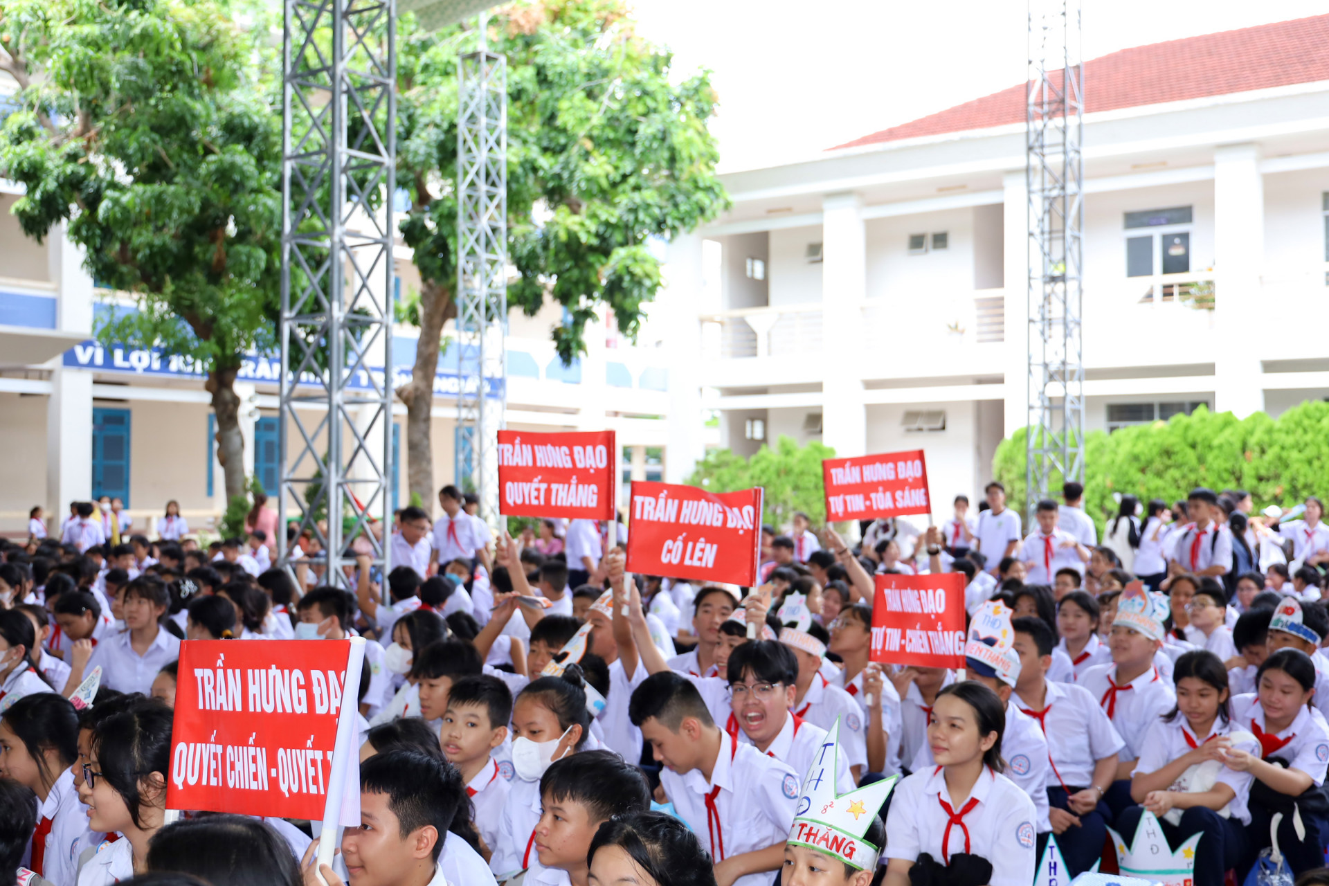 Hundreds of pupils cheering enthusiastically for the contestants

