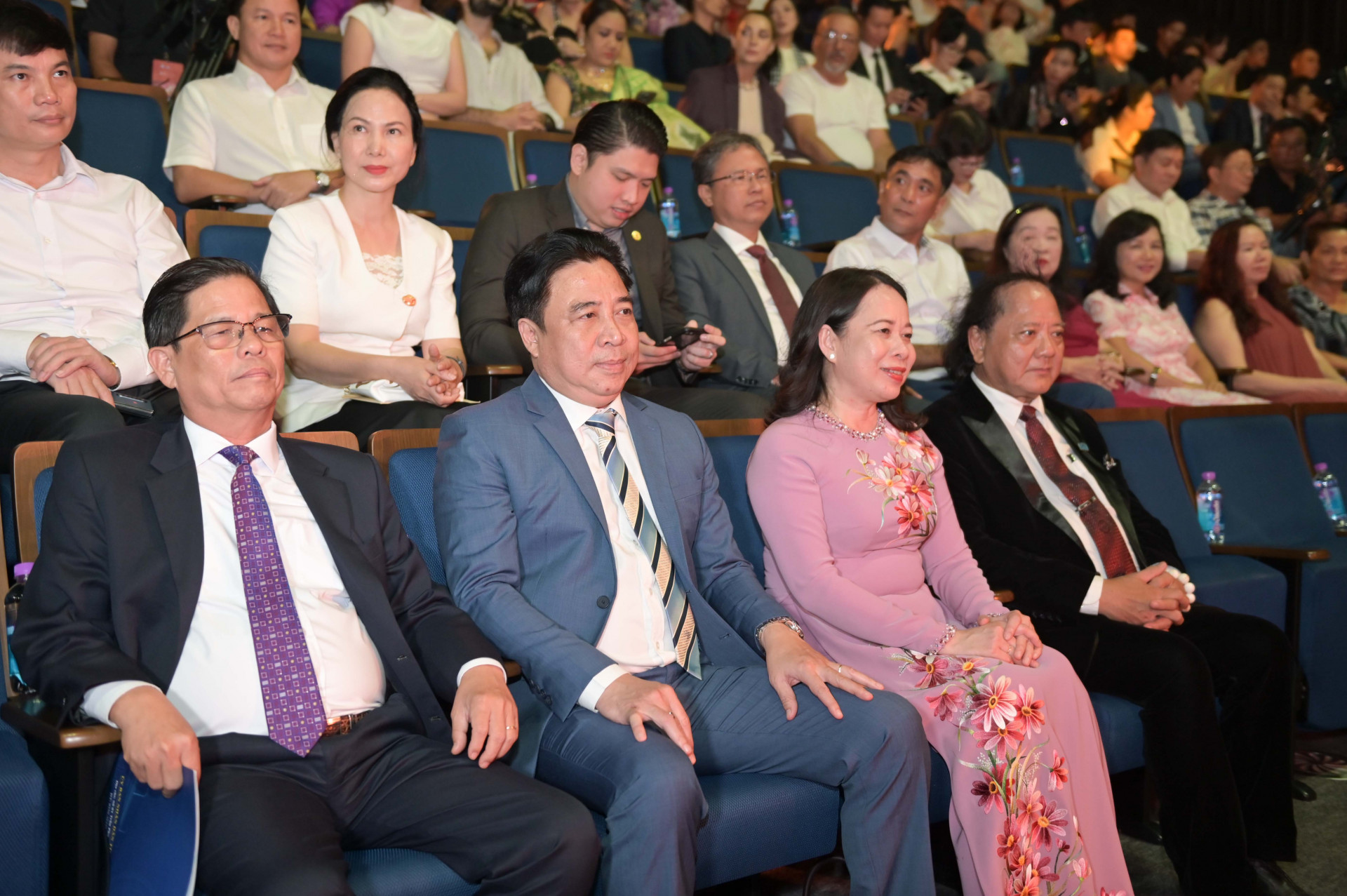 The representatives attending the awarding ceremony

