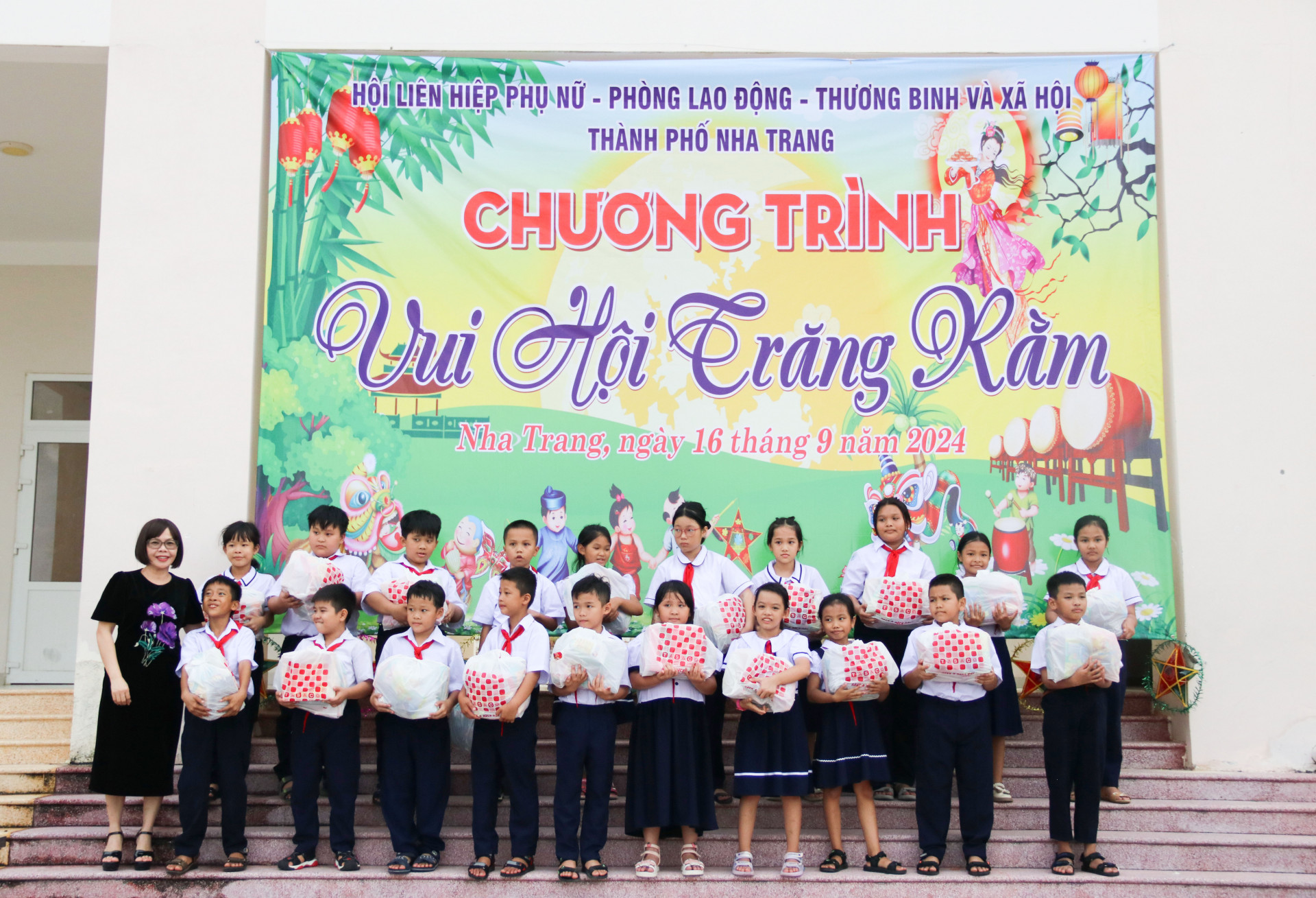 Ban tổ chức đã trao tặng 100 suất quà cho các em học sinh có hoàn cảnh khó khăn.