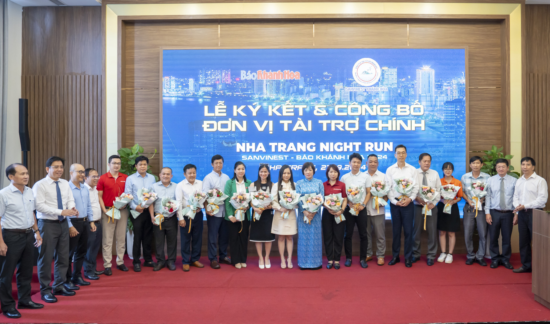 The organizing committee presenting flowers to the sponsors attending the press conference

