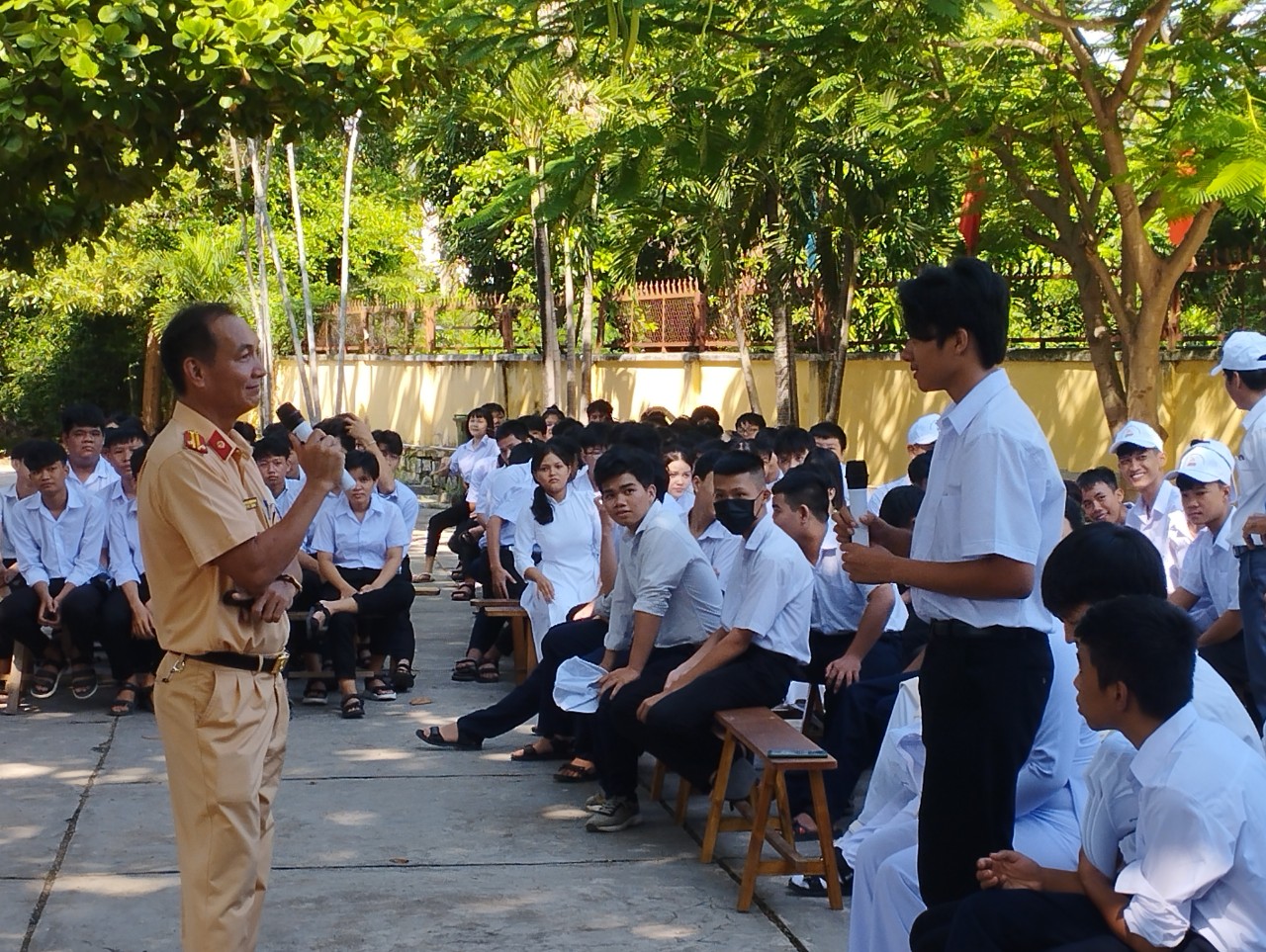 Cán bộ Phòng Cảnh sát giao thông trao đổi với học sinh Trường Trung cấp nghề Diên Khánh về kiến thức an toàn giao thông