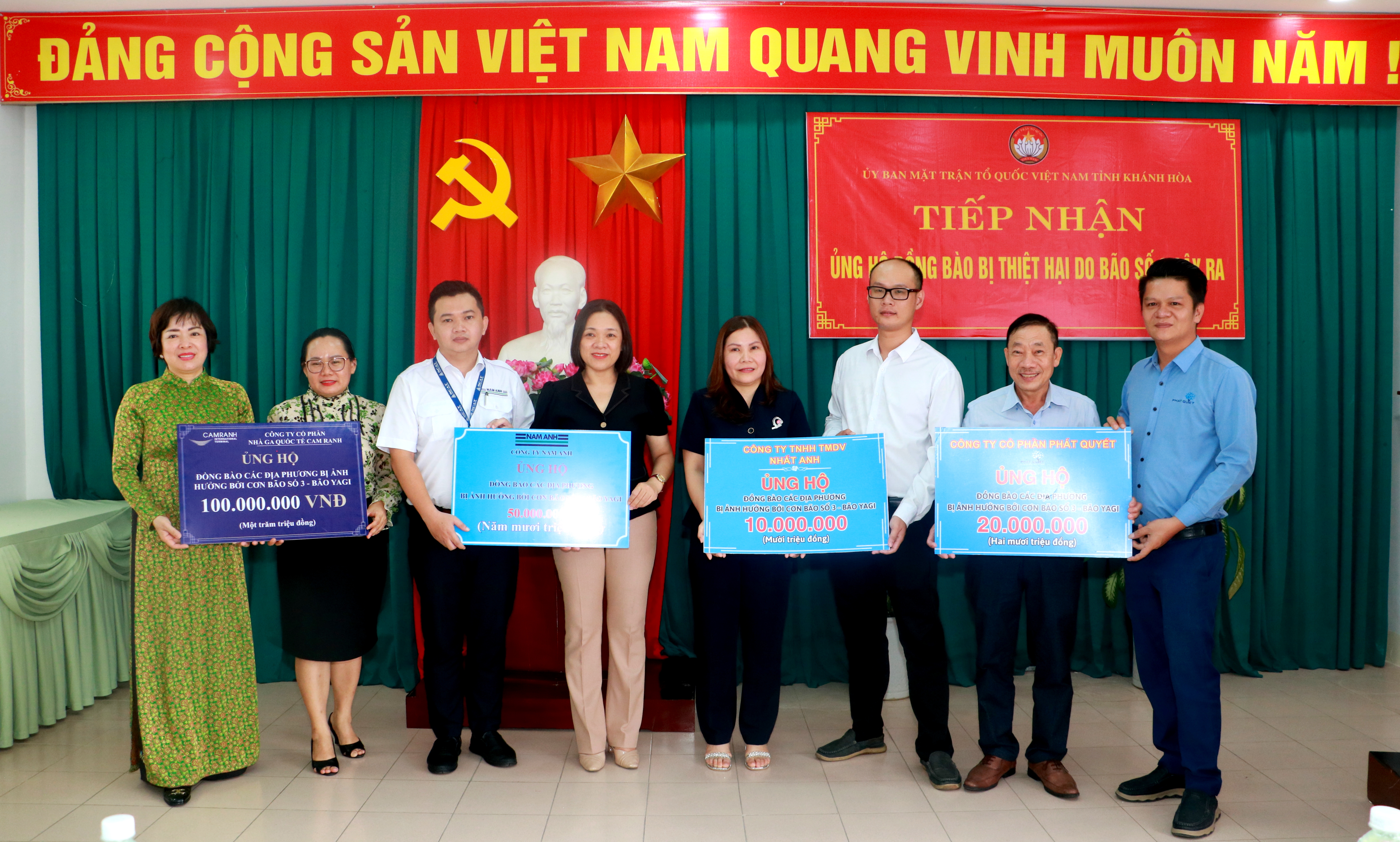 Đại diện UBMTTQ Việt Nam tỉnh tiếp nhận ủng hộ đồng bào bị thiệt hại do bão số 3 