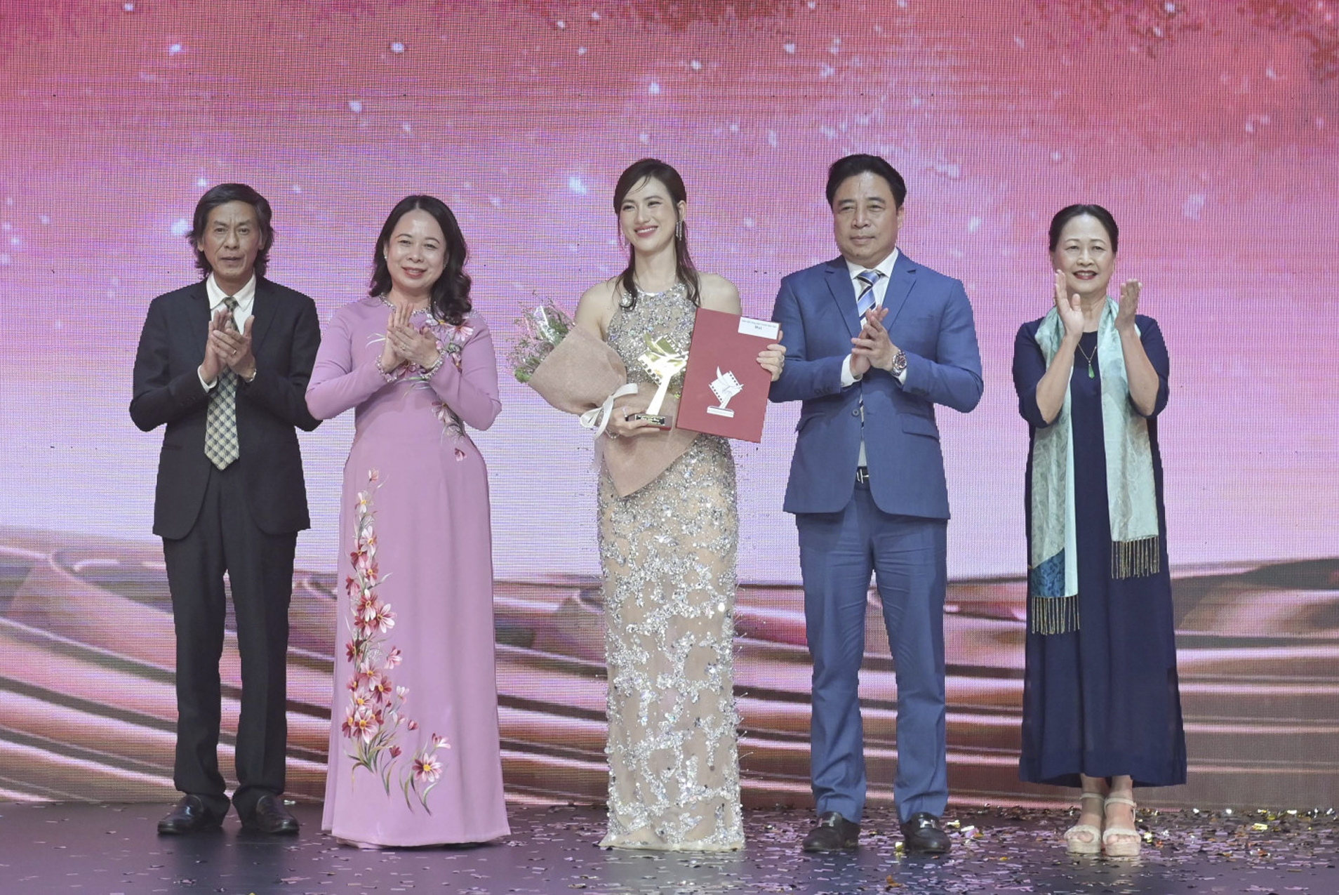 Vice President Vo Thi Anh Xuan and Permanent Deputy Secretary of Khanh Hoa Provincial Party Committee Nguyen Khac Toan presenting 2024 Golden Kite award of feature film category

