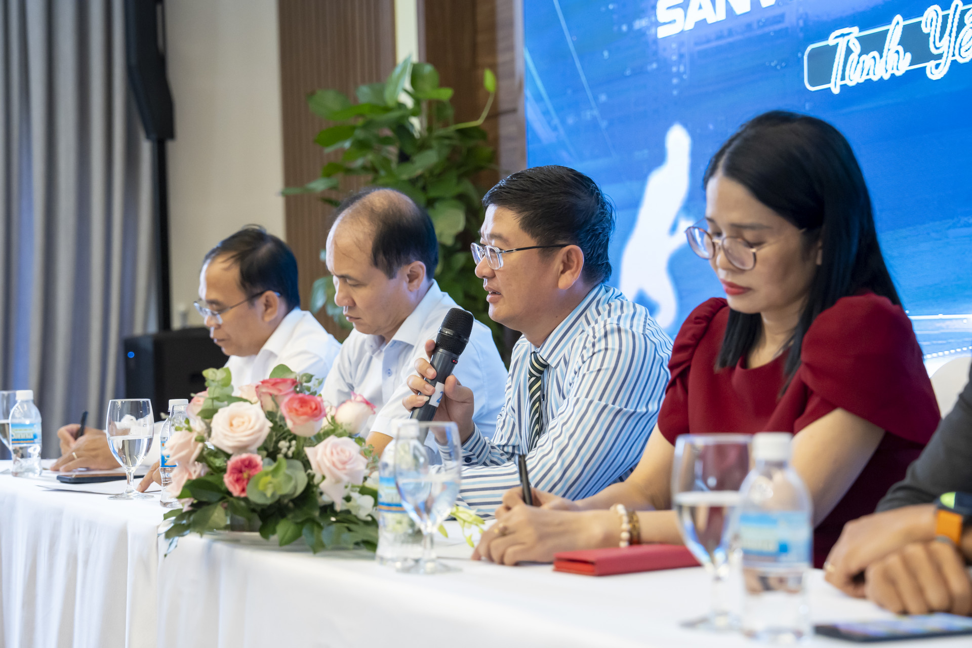 Le Hoang Trieu - Acting Deputy Editor-in-Chief of Khanh Hoa Newspaper, Head of the organizing committee of Nha Trang Night Run Sanvinest - Khanh Hoa Newspaper 2024 answering questions from the journalists

