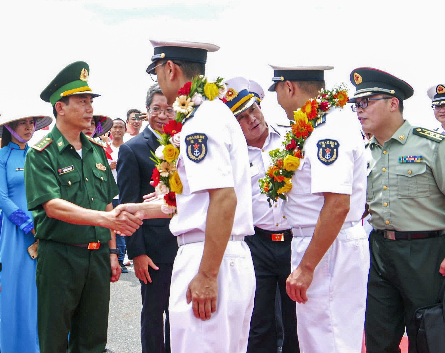 Bộ đội Biên phòng tỉnh và các lực lượng chức năng 
chào đón thủy thủ đoàn tàu Hải quân nước ngoài đến thăm.