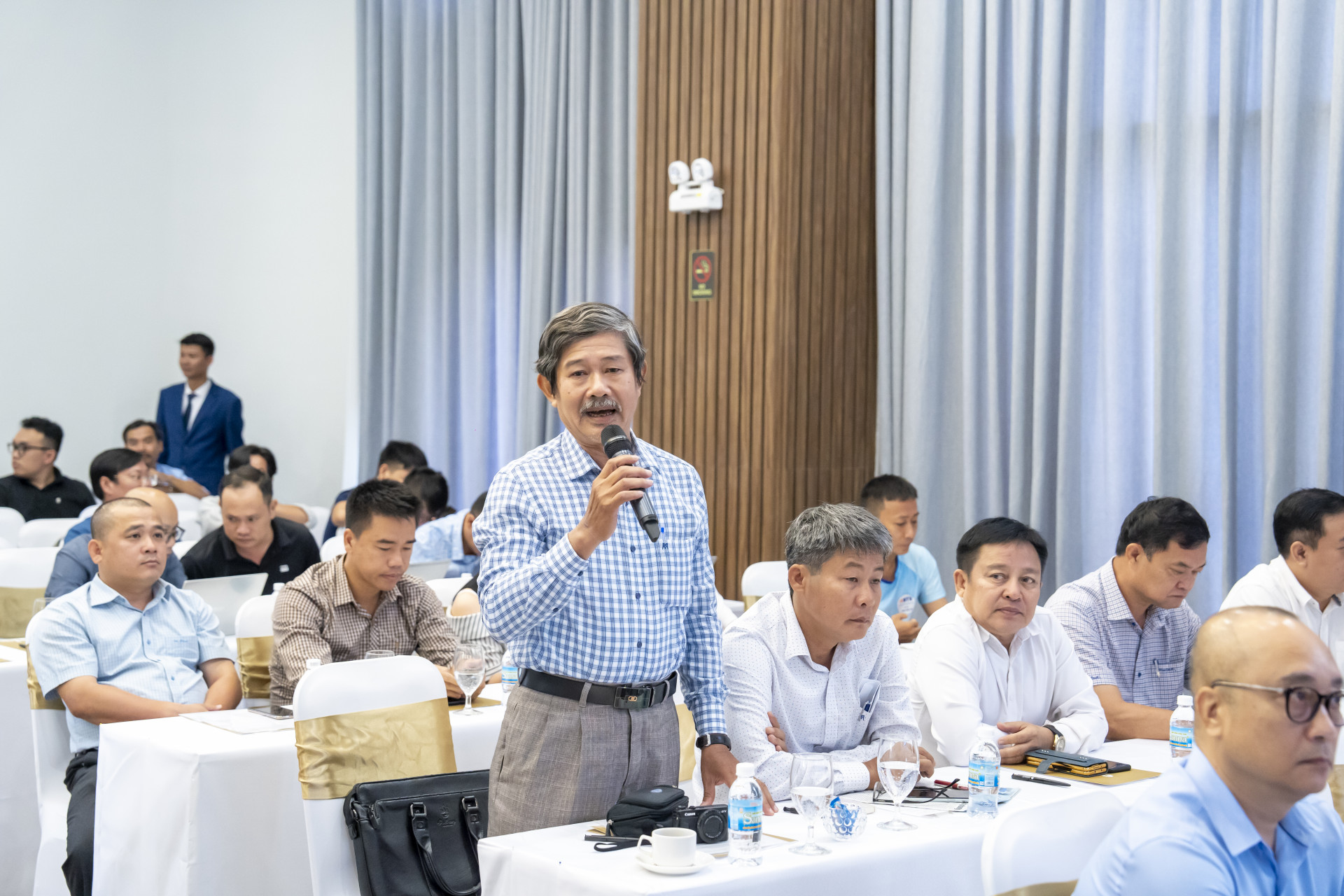 Journalist Phong Nguyen - Head of Nhan Dan Newspaper’s representative office in Khanh Hoa Province - speaking at the press conference

