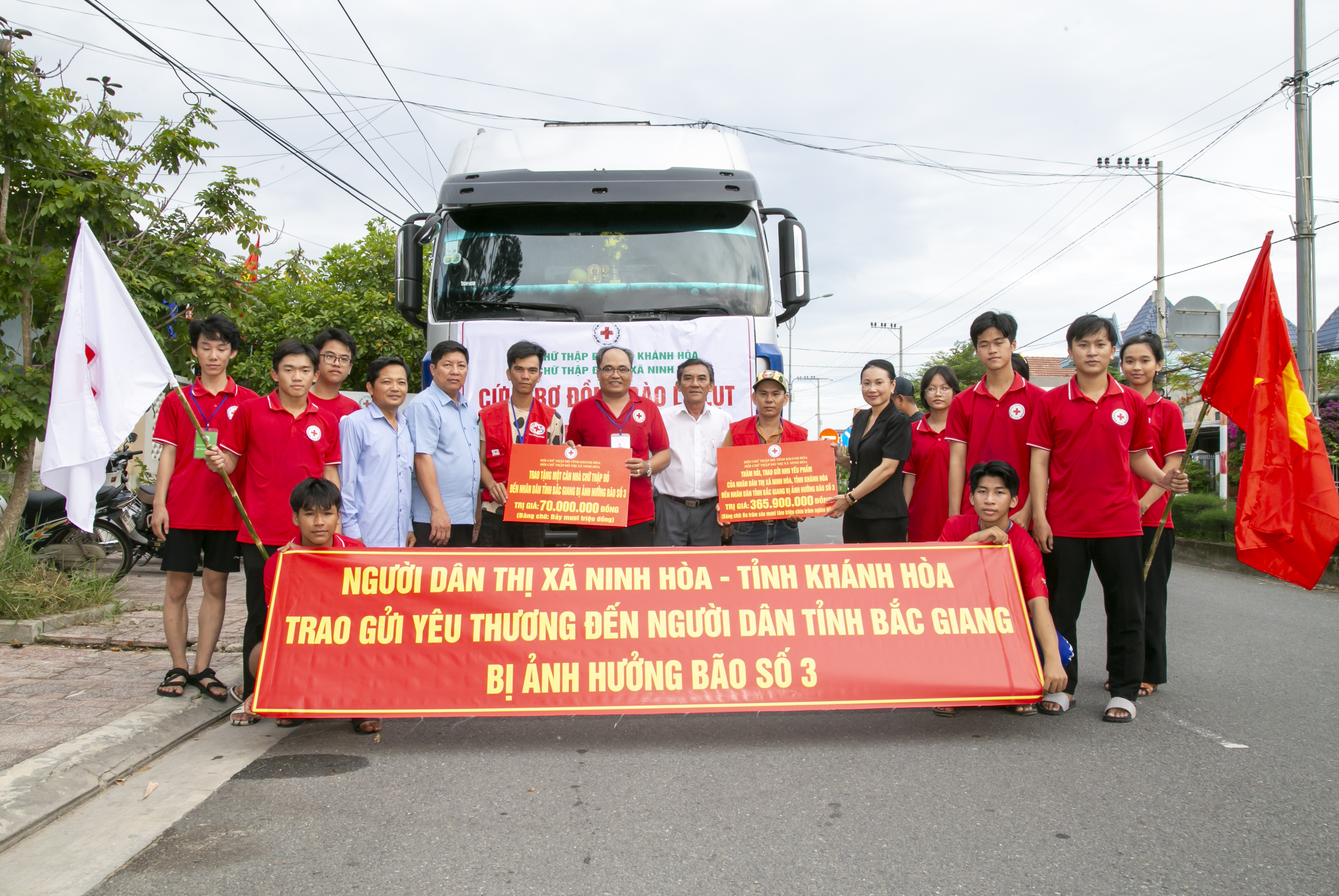 Ninh Hòa: Xuất hành chuyến xe cứu trợ người dân Bắc Giang bị thiệt hại do lũ lụt