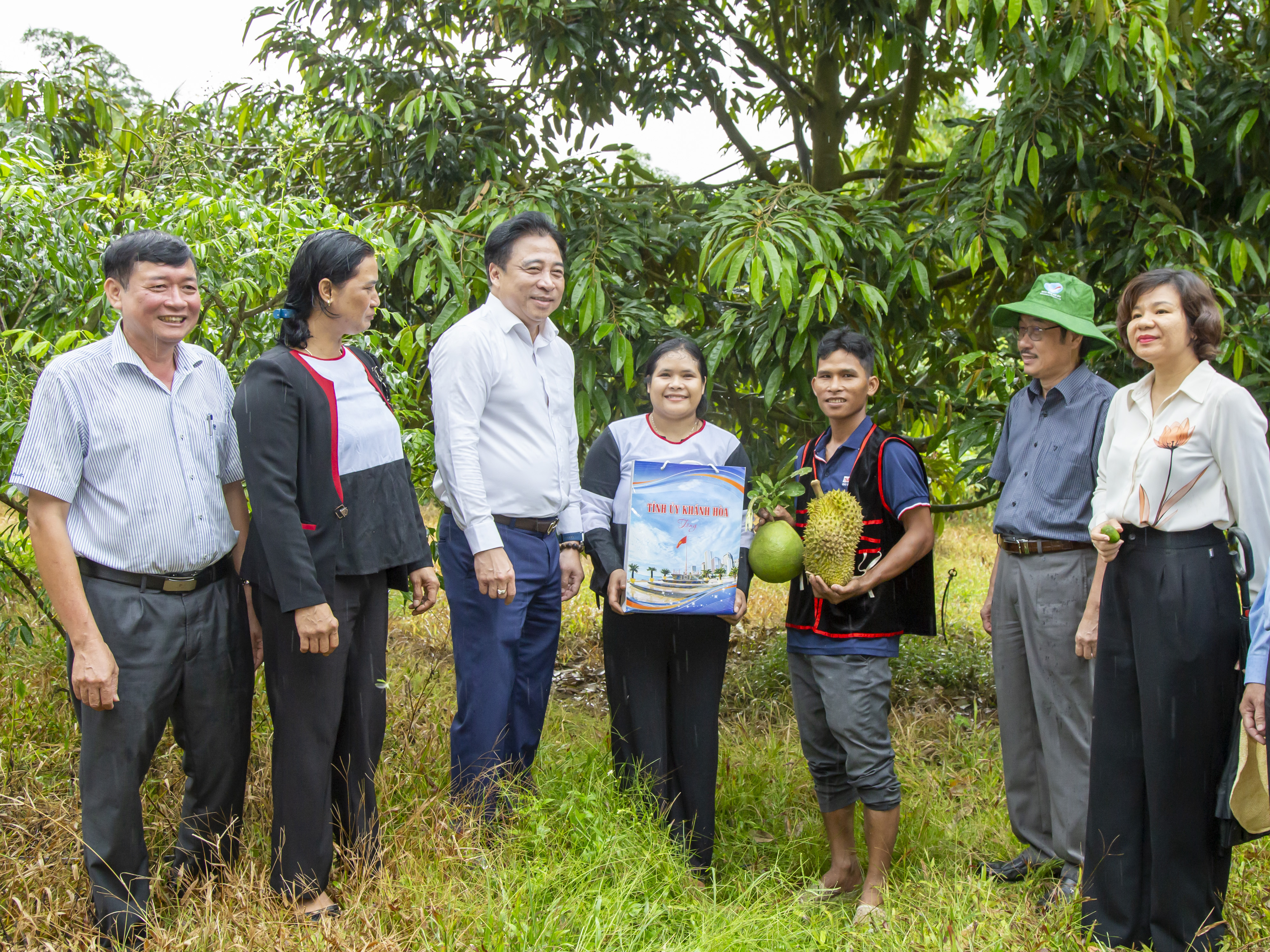 Phó Bí thư Thường trực Tỉnh ủy Nguyễn Khắc Toàn khảo sát một số mô hình phát triển kinh tế hộ, thoát nghèo bền vững tại huyện Khánh Sơn