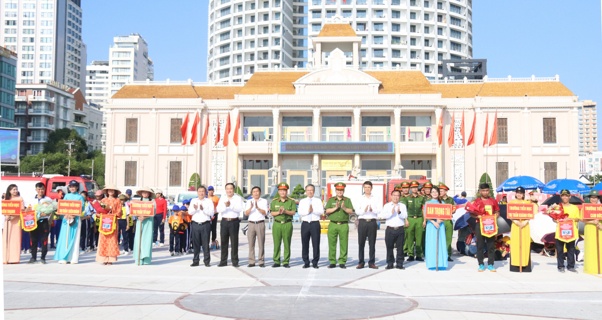 Đồng chí Trần Hòa Nam cùng đại diện lãnh đạo các sở, ngành tặng hoa chúc mừng các đội tham gia hội thi