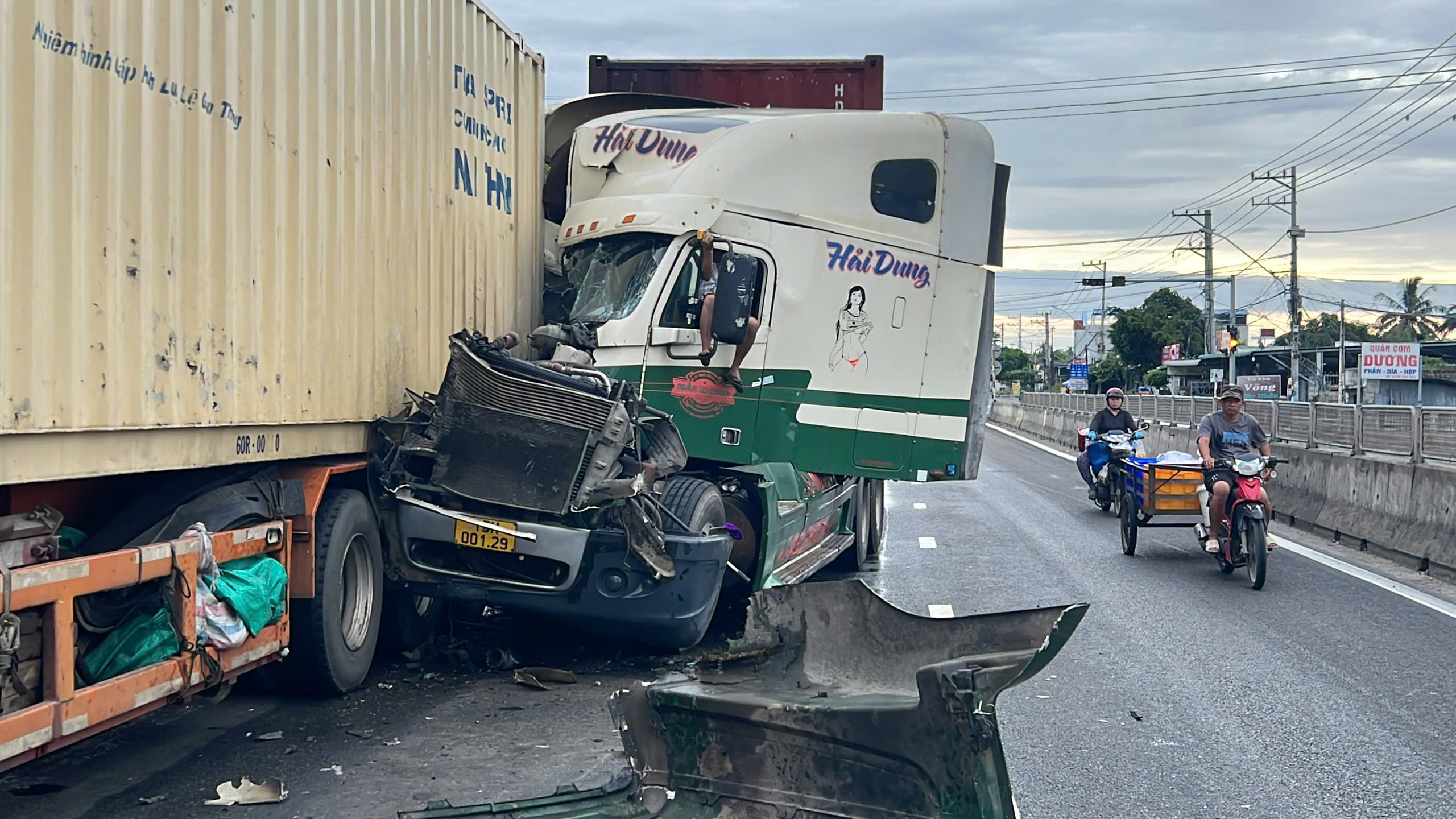 Tai nạn giao thông trên Quốc lộ 1, tài xế xe đầu kéo may mắn thoát chết