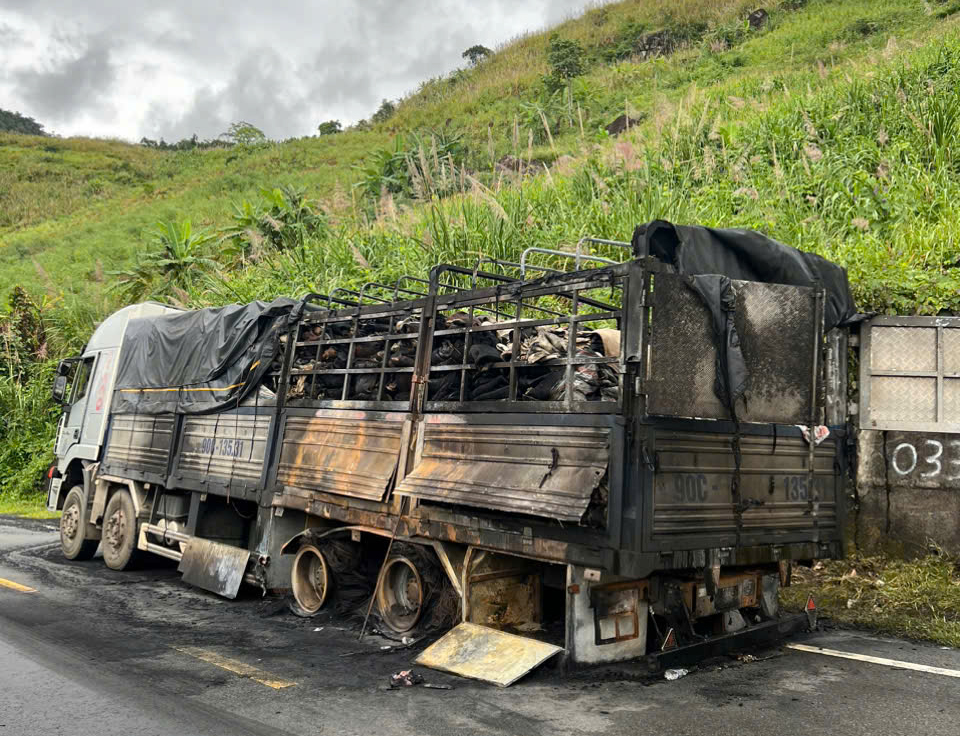 Xe tải bị cháy khi đang đổ đèo Khánh Lê