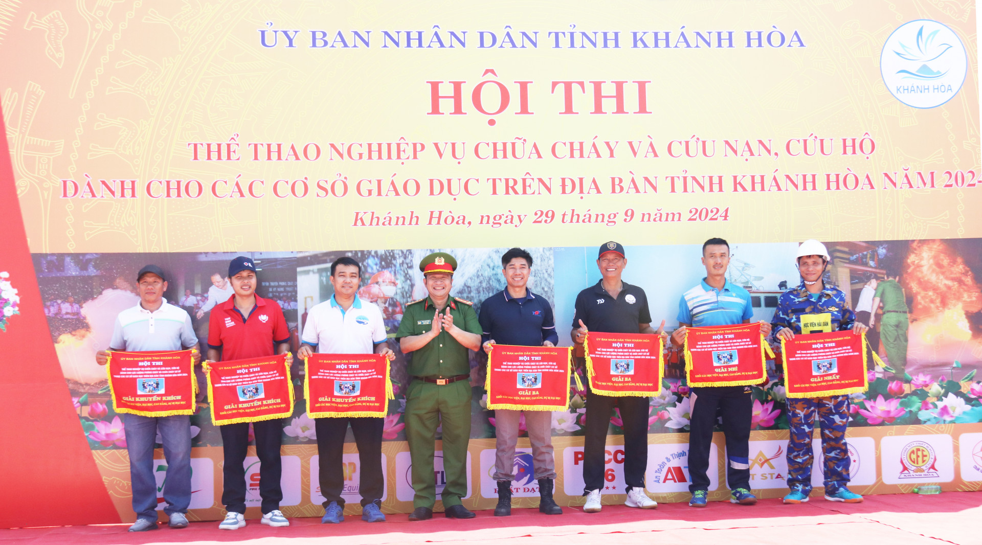 Đại tá Trần Minh Trúc, Phó Giám đốc Công an tỉnh, Phó Trưởng Ban tổ chức trao giải cho các đội thuộc khối các học viện, đại học, cao đẳng và Trường Dự bị Đại học dân tộc Trung ương Nha Trang 