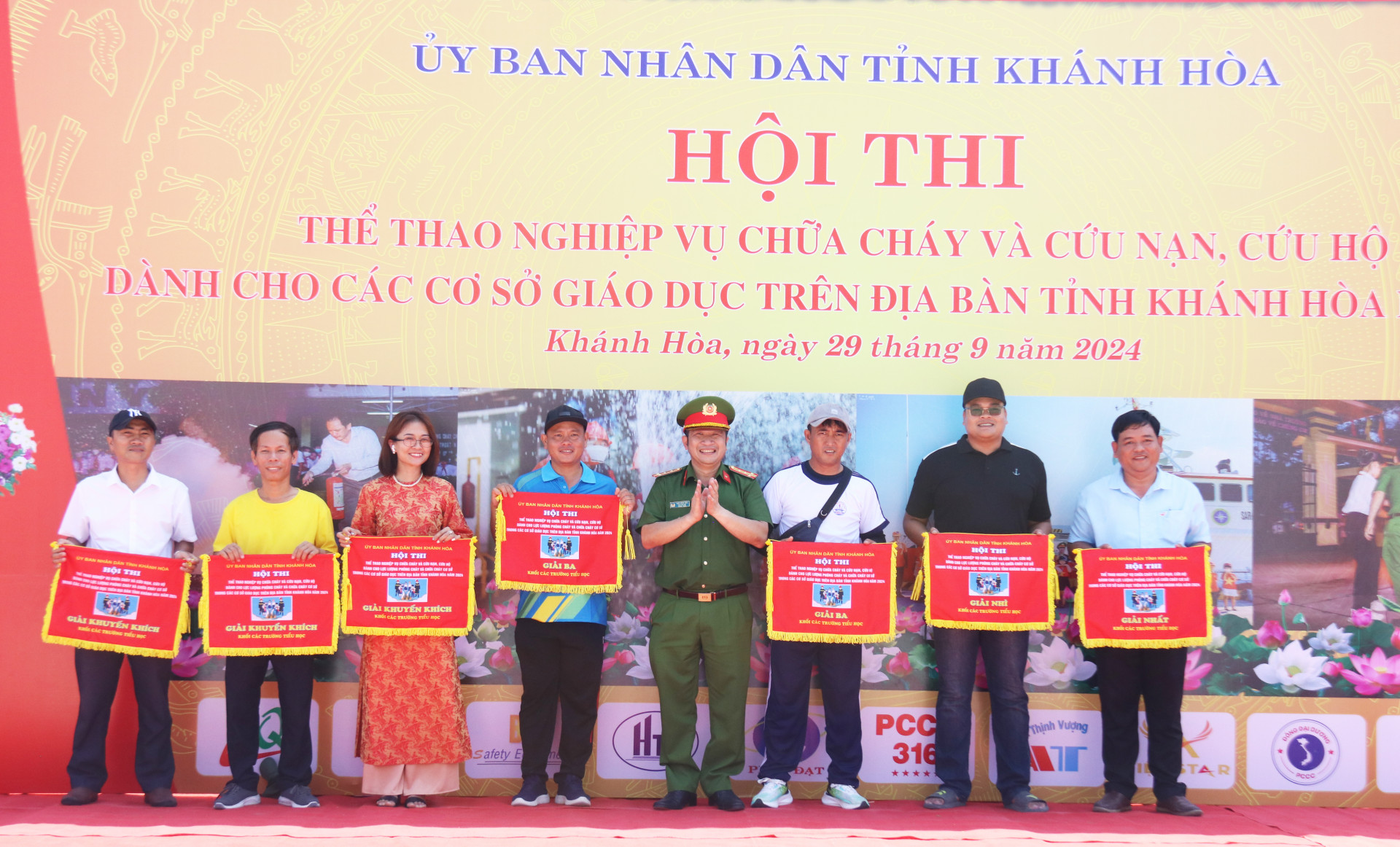 Đại tá Trần Minh Trúc, Phó Giám đốc Công an tỉnh, Phó Trưởng Ban tổ chức trao giải cho các đội Khối các trường tiểu học 