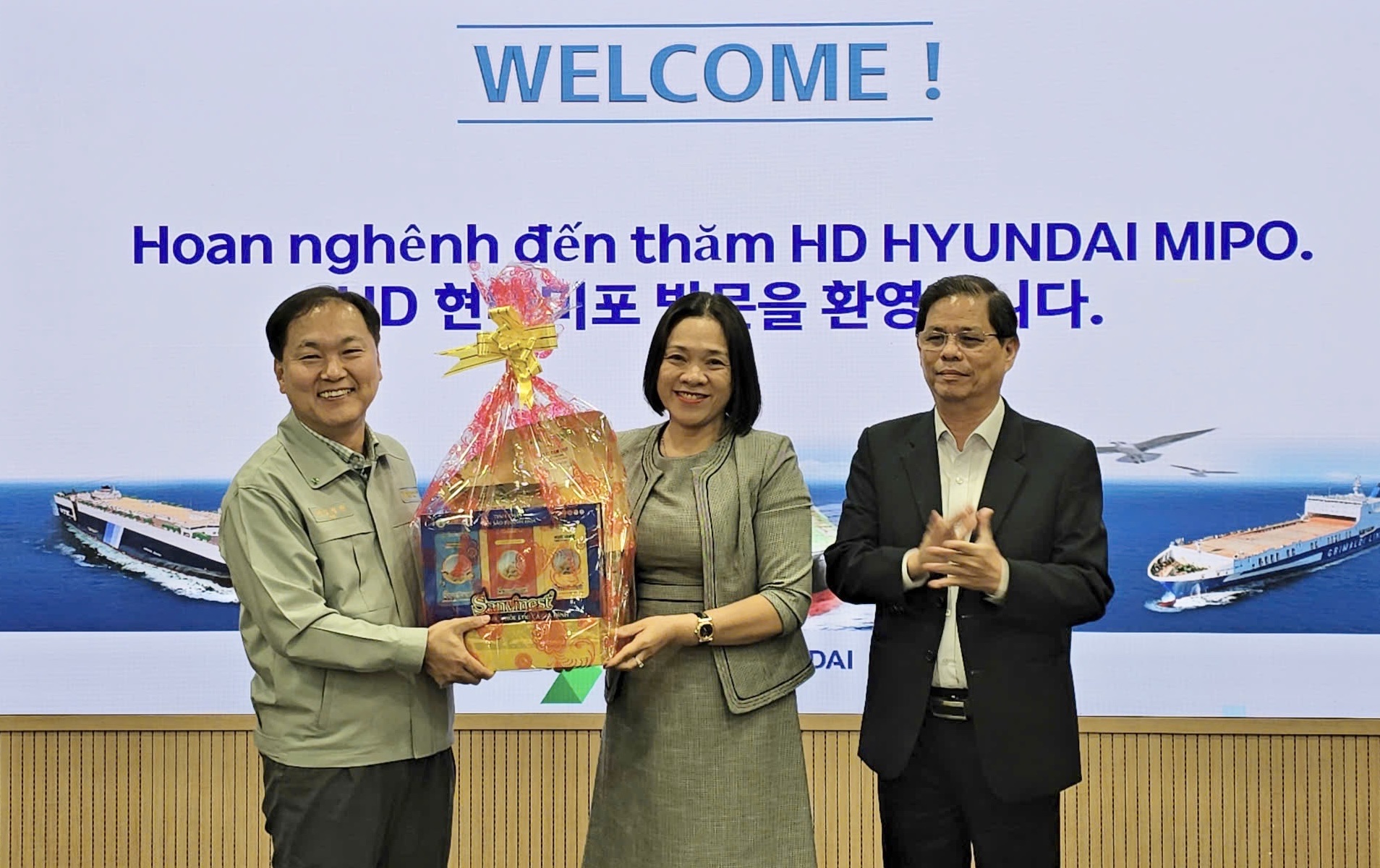 Lãnh đạo tỉnh Khánh Hòa tặng quà cho Tổn giám đốc Công ty Đóng tàu Hyundai Mipo.
