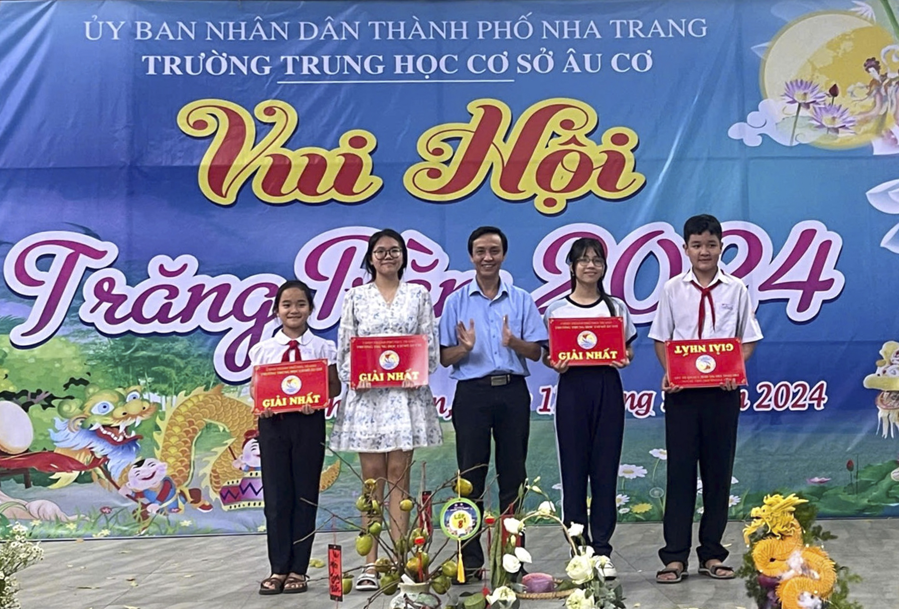 Nhà trường trao giải cho các lớp tại chương trình Vui hội trăng rằm.