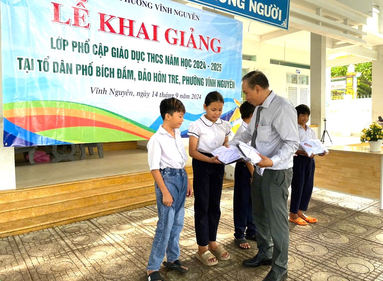 Khai giảng lớp phổ cập giáo dục tại Bích Đầm