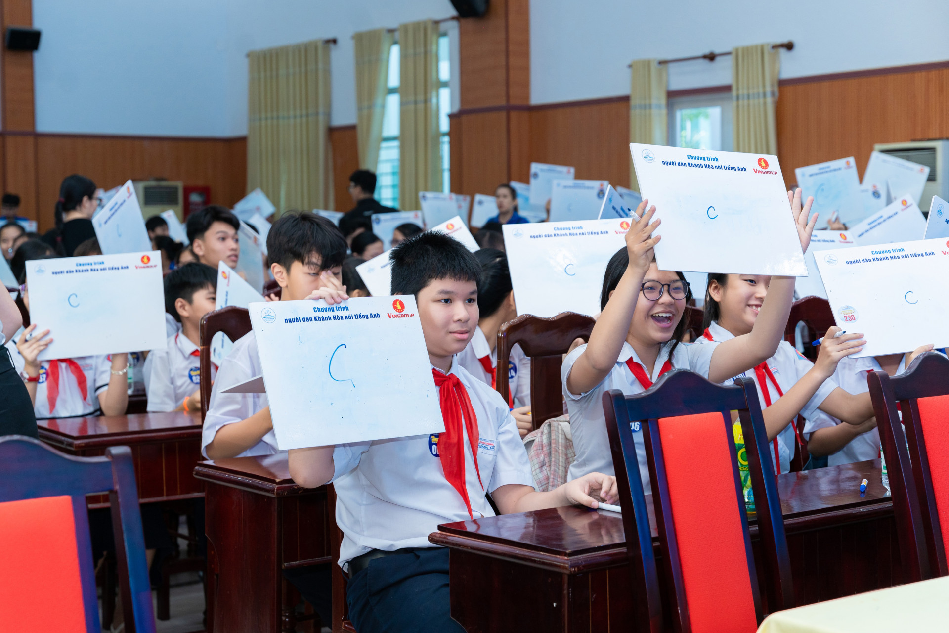 Học sinh TP. Cam Ranh tham gia cuộc thi trong khuôn khổ Chương trình Người dân Khánh Hòa nói tiếng Anh. 