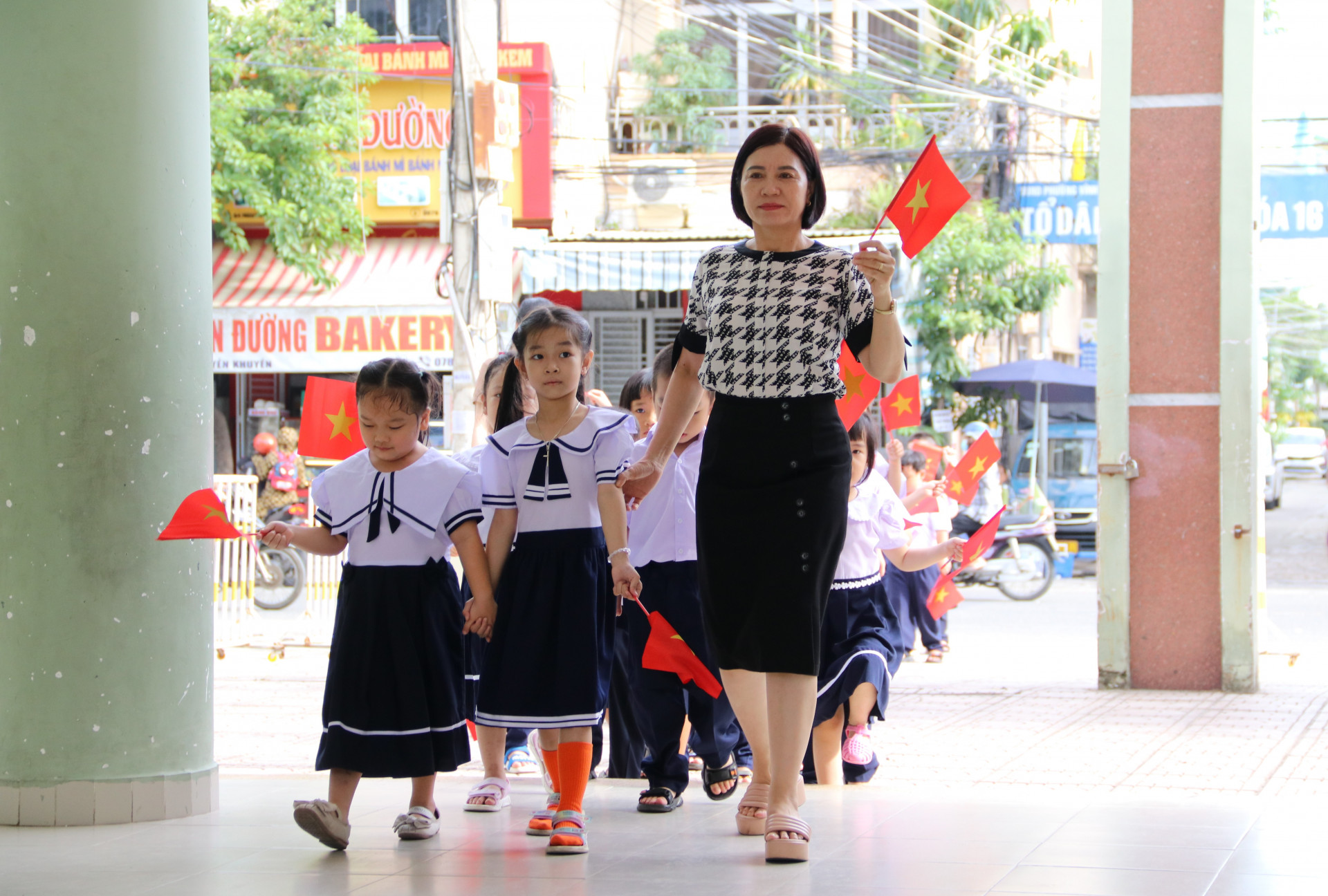 Cô và trò Trường Tiểu học Phước Hải 2 (TP. Nha Trang) tập dượt chuẩn bị cho lễ khai giảng năm học mới. 