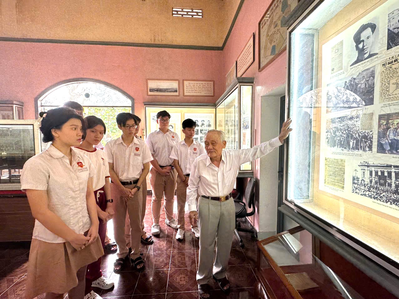 Trường iSchool Nha Trang: Hơn 100 học sinh tham quan Khu tưởng niệm Chủ tịch Hồ Chí Minh
