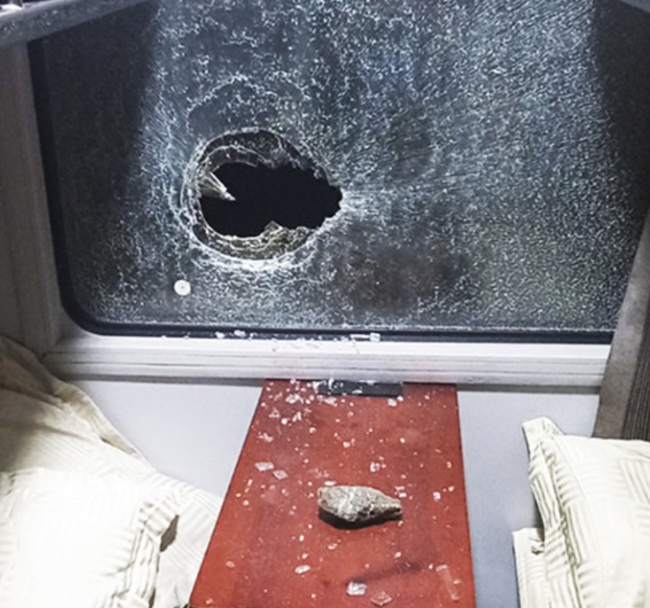 Cam Ranh: Tăng cường xử lý, chấn chỉnh tình trạng ném đất, đá lên tàu