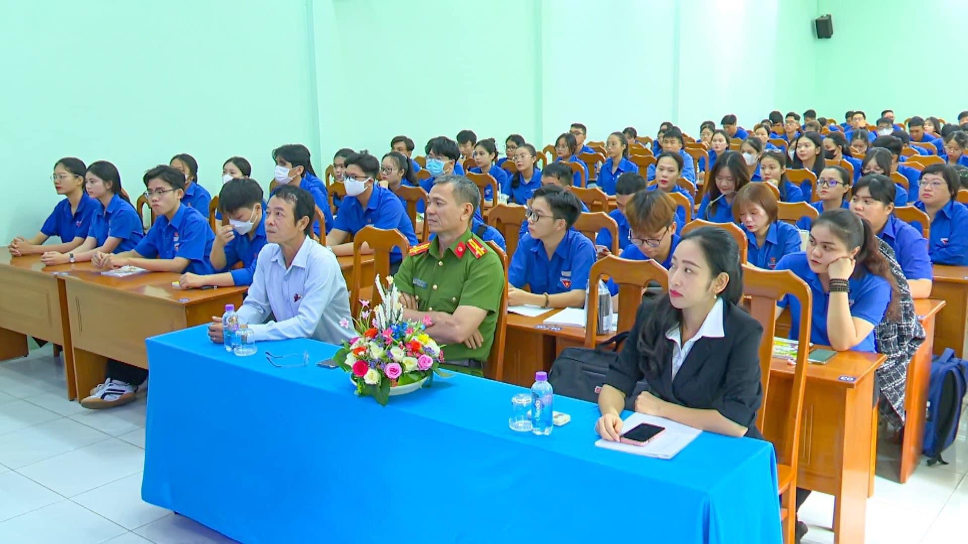 Đội ngũ cán bộ đoàn thường xuyên được bồi dưỡng về chính trị và nghiệp vụ.
