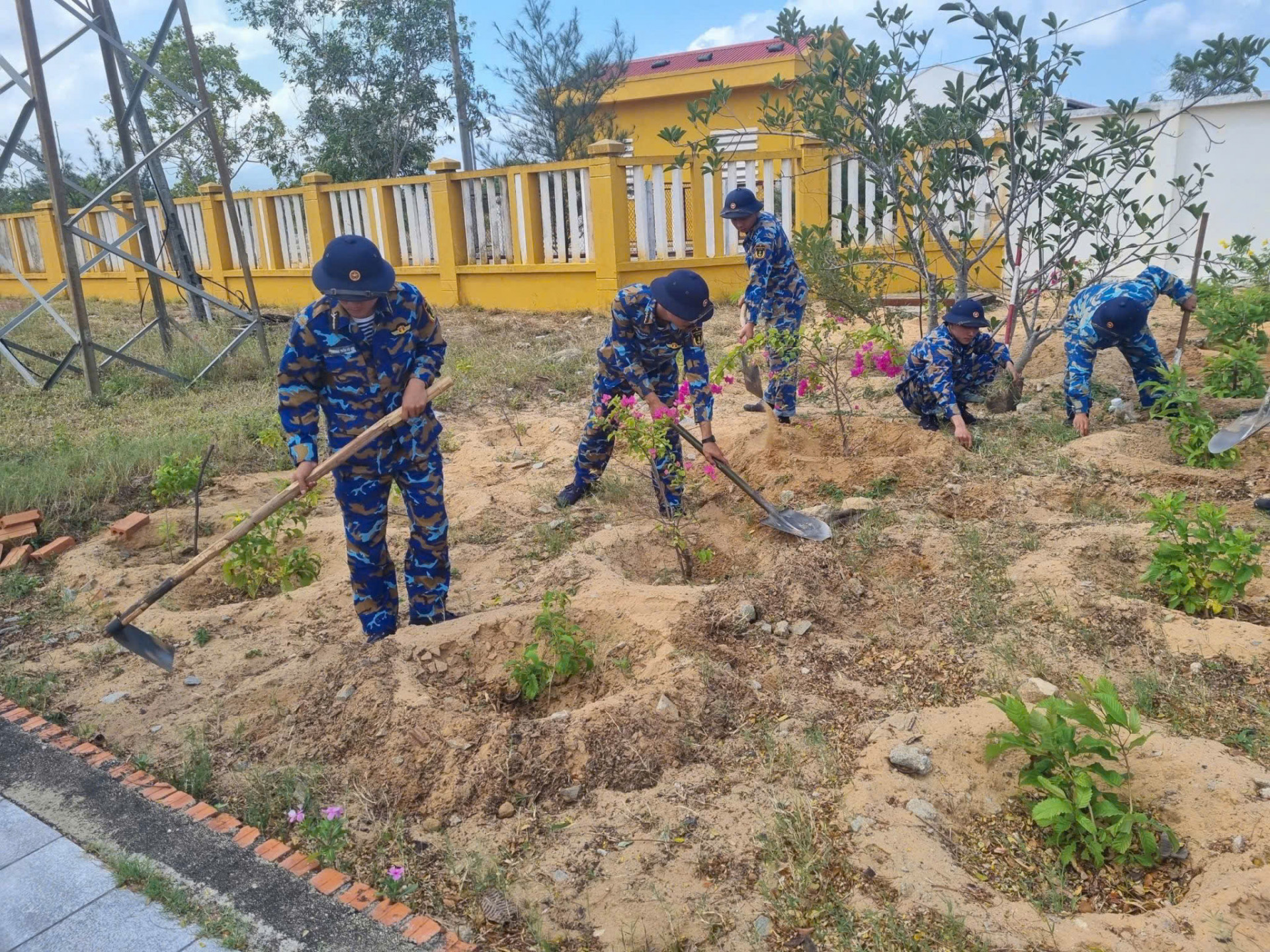 Các cán bộ, chiến sỹ trồng, chăm sóc cây cảnh