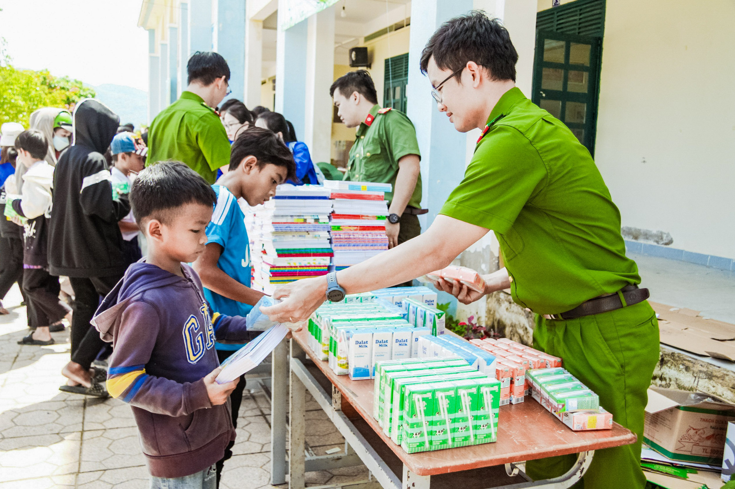 Các tổ chức đoàn TP. Nha Trang tổ chức chương trình Hành quân xanh - Kỳ nghỉ hồng tại xã Khánh Hiệp (huyện Khánh Vĩnh).
