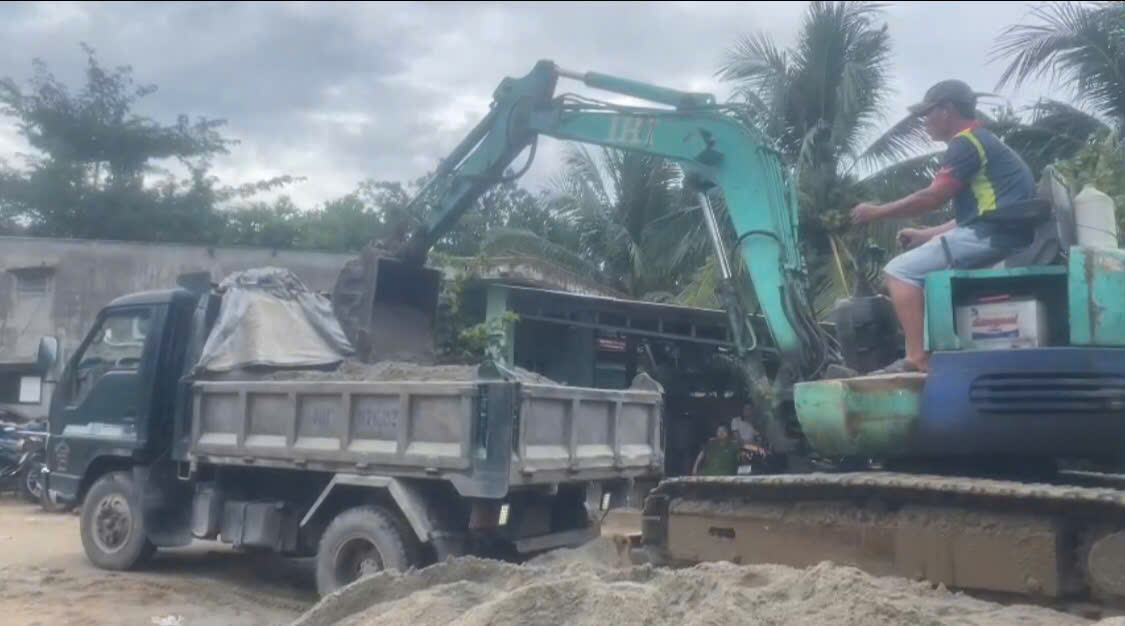 Nha Trang: Tuần tra, phát hiện 1 bãi cát và 1 ghe hút cát trái phép ở sông Cái