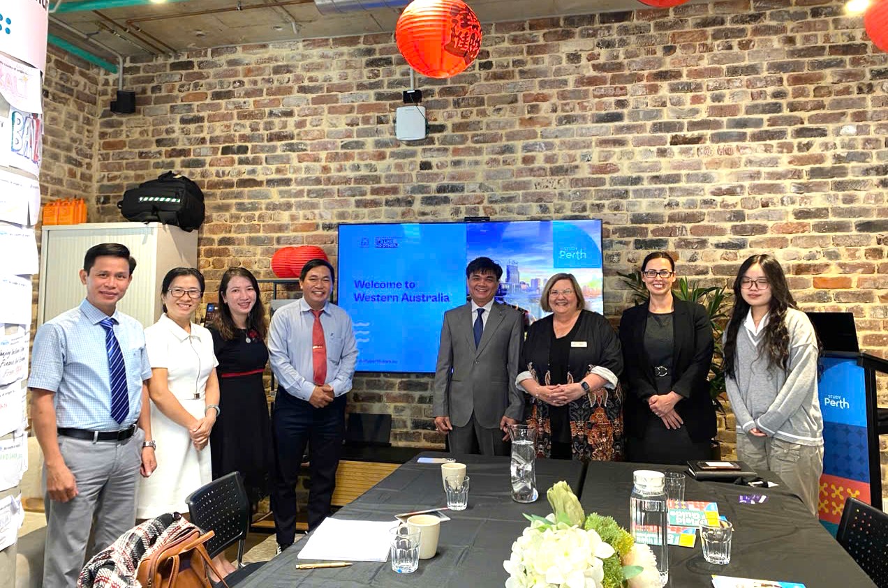 Đoàn công tác Trường Đại học Khánh Hòa chụp ảnh lưu niệm với lãnh đạo Trung tâm hỗ trợ học sinh, sinh viên quốc tế StudyPerth và JTSI.