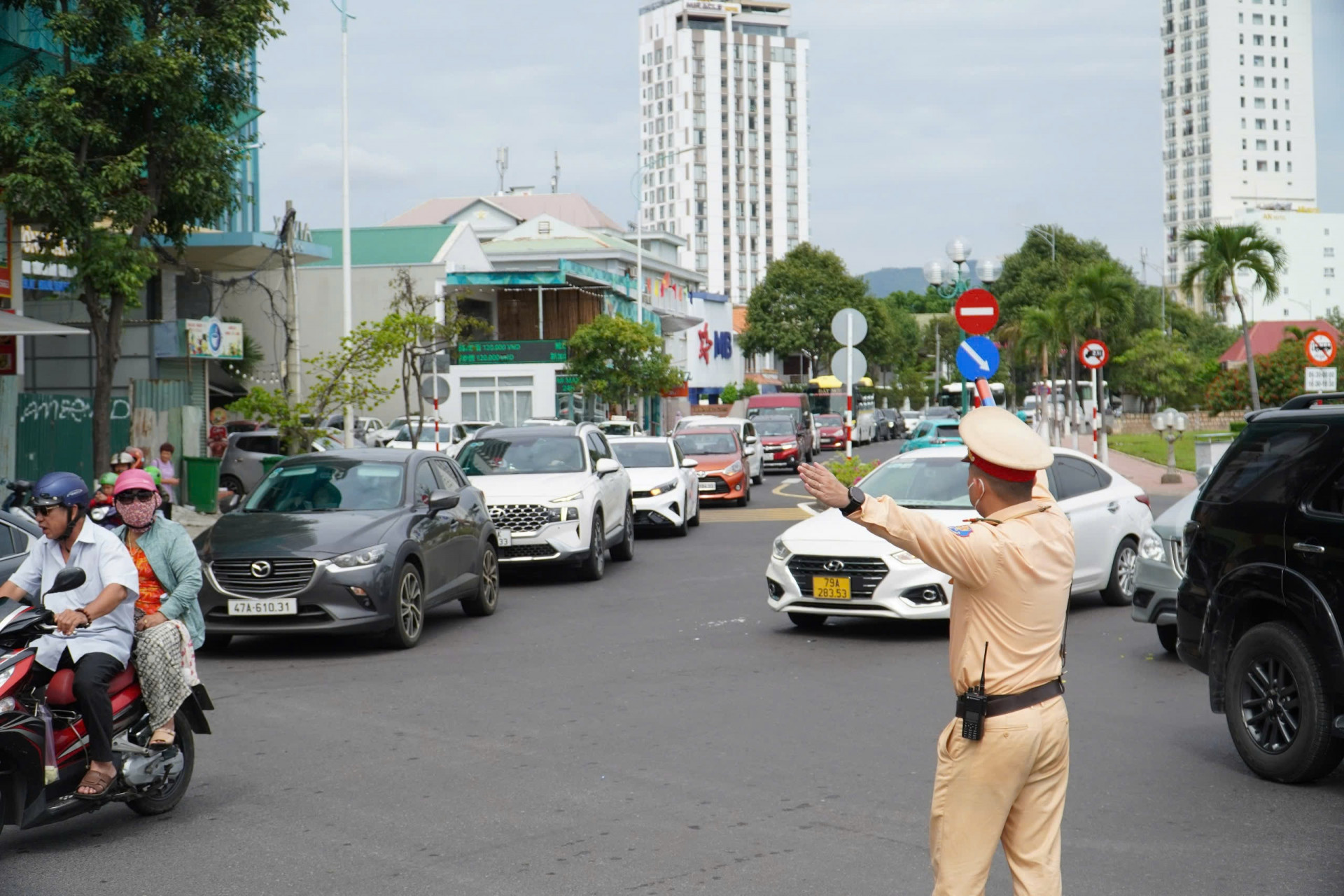 Lực lượng cảnh sát giao thông tham gia điều tiết giao thông trên địa bàn TP. Nha Trang