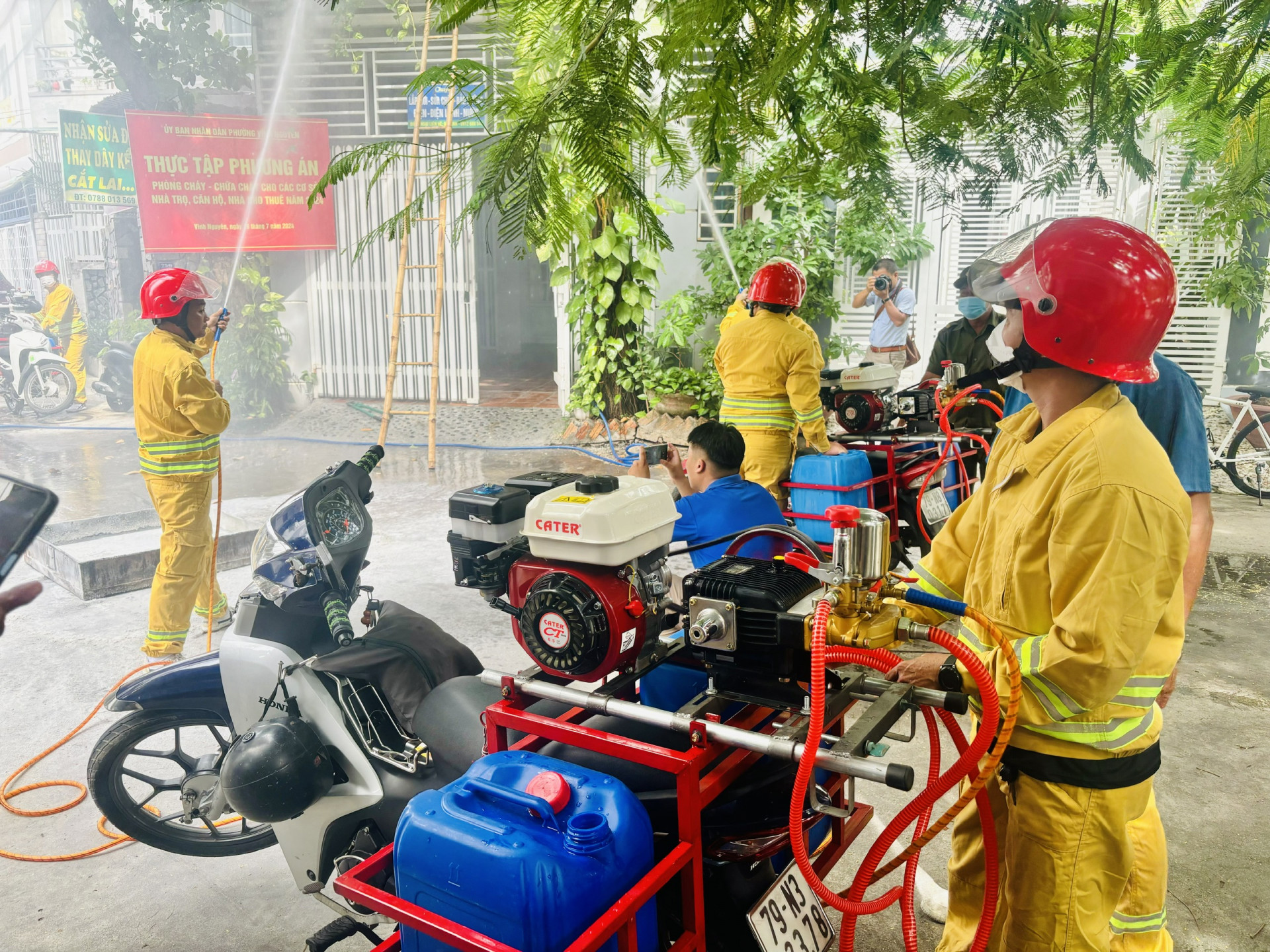 Đội xe chữa cháy lưu động tham gia thực tập phương án chữa cháy và cứu nạn, cứu hộ tại một căn hộ cho thuê trên địa bàn phường.
