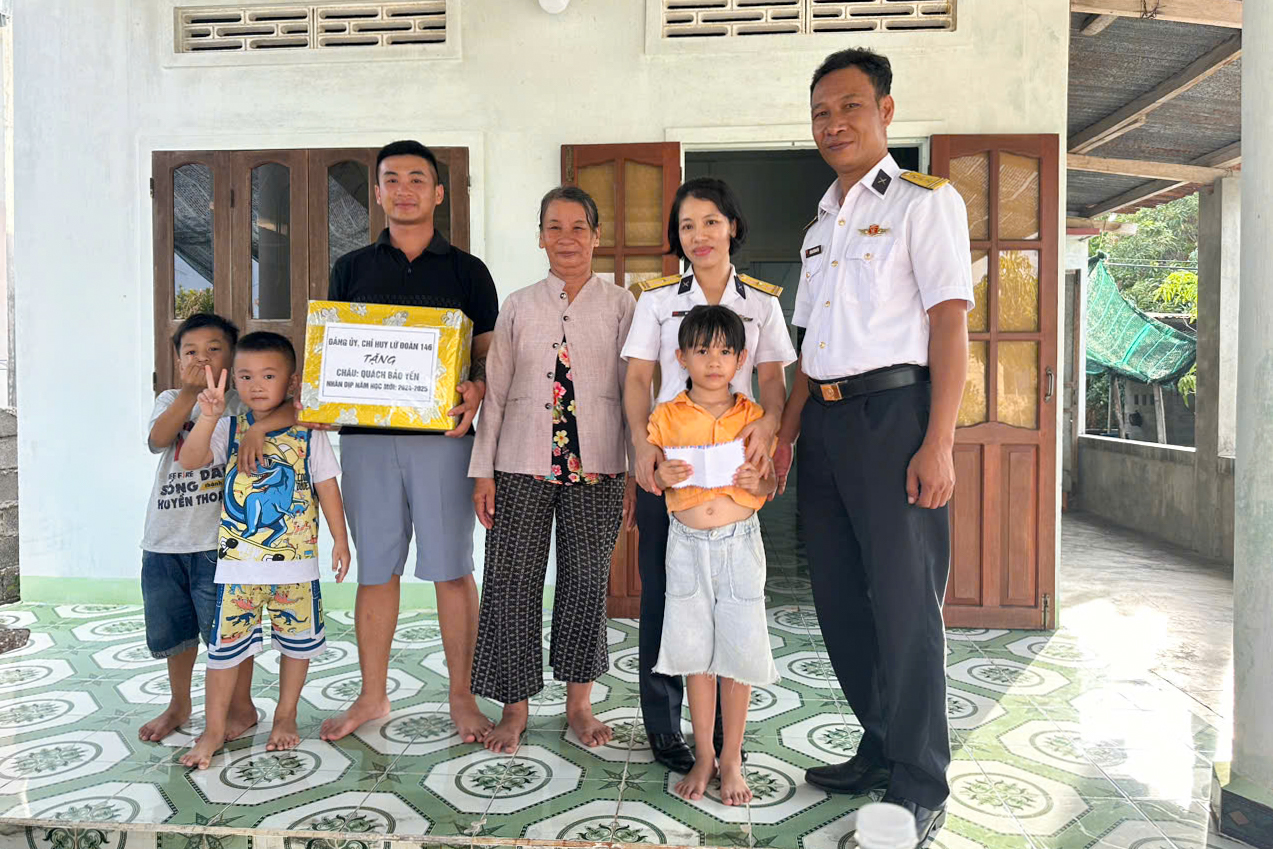 Lữ đoàn 146 trao quà cho con ngư dân nhận đỡ đầu