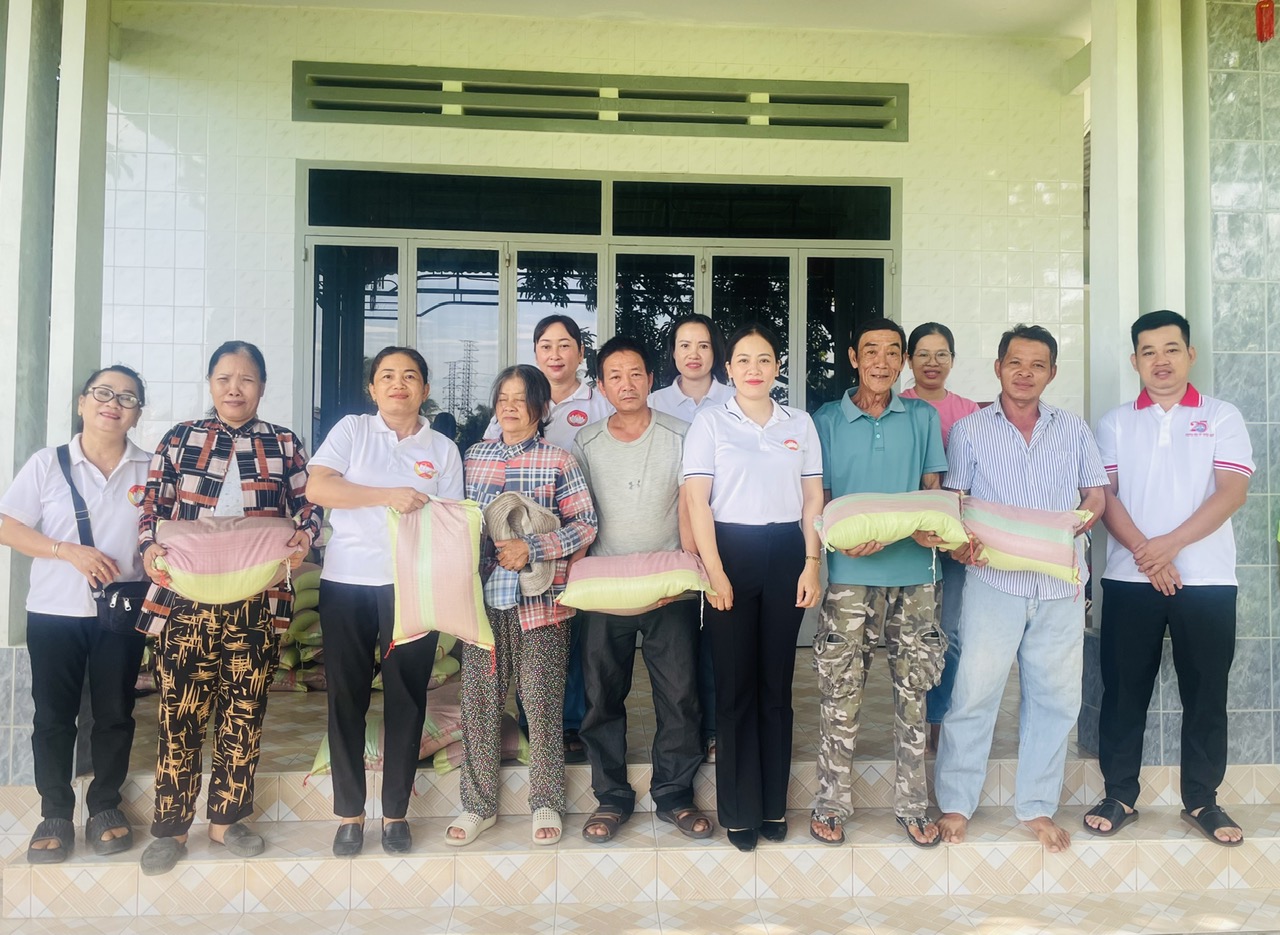 Mặt trận phường Cam Nghĩa: Trao 100 phần quà cho người nghèo, khó khăn, neo đơn