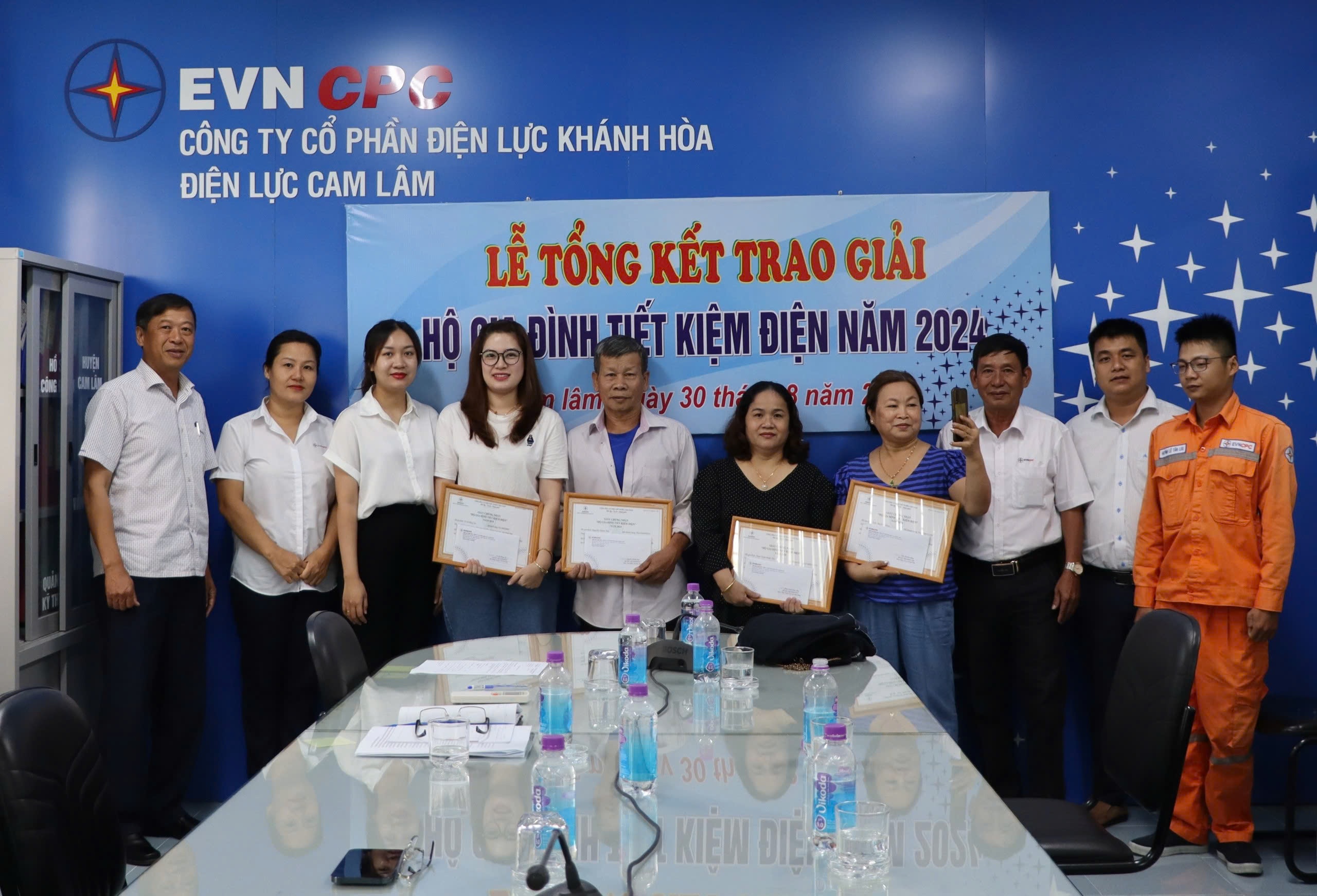 PC Khánh Hòa  trao giấy chứng nhận “Hộ gia đình tiết kiệm điện năm 2024”