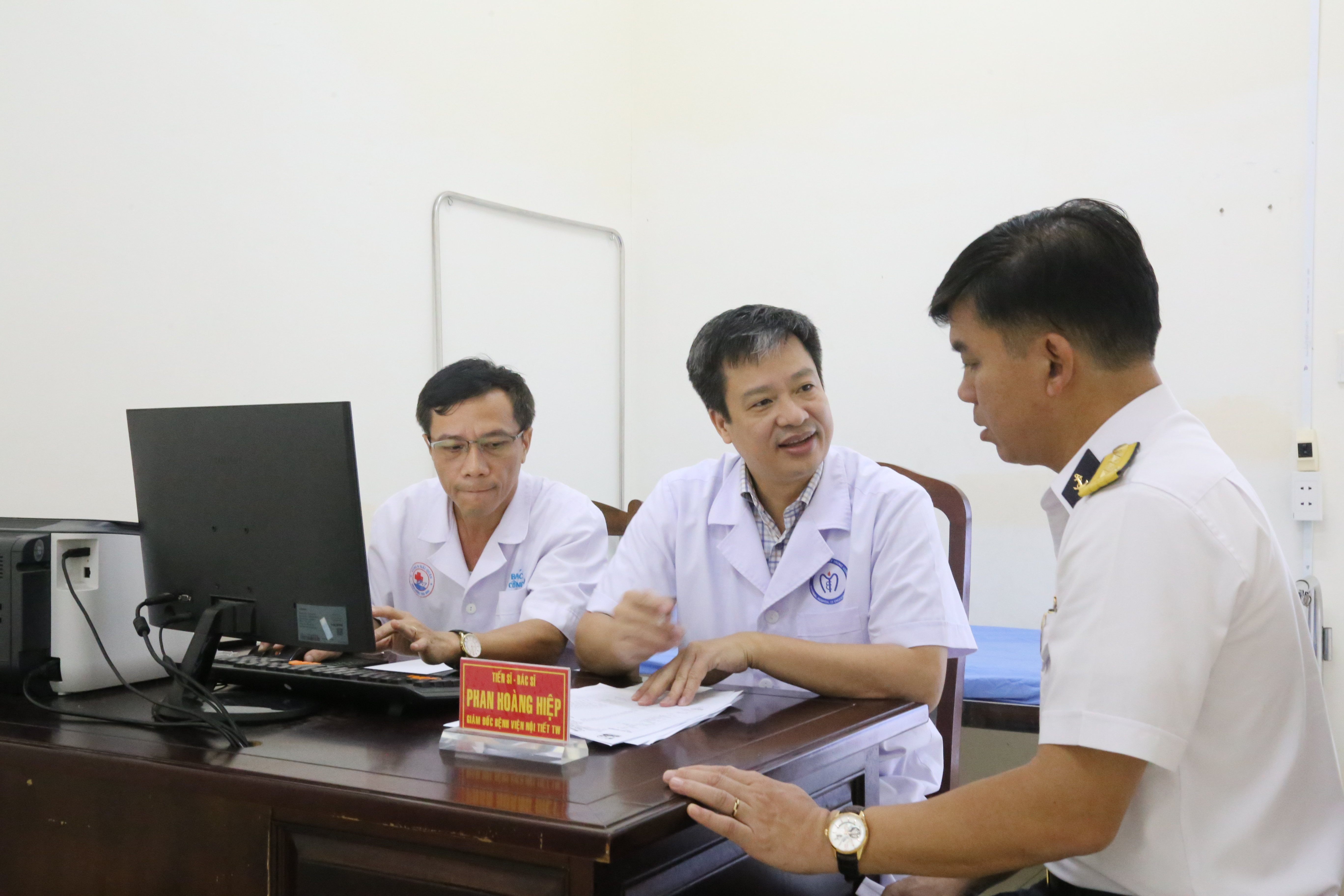 Tiến sĩ, bác sĩ Phan Hoàng Hiệp khám, tư vấn sức khỏe cho cán bộ.