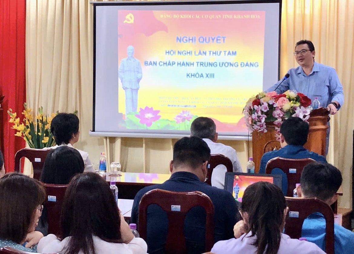 Nâng cao nhận thức của cán bộ, đảng viên trong đấu tranh, phản bác các quan điểm sai trái, thù địch trên không gian mạng