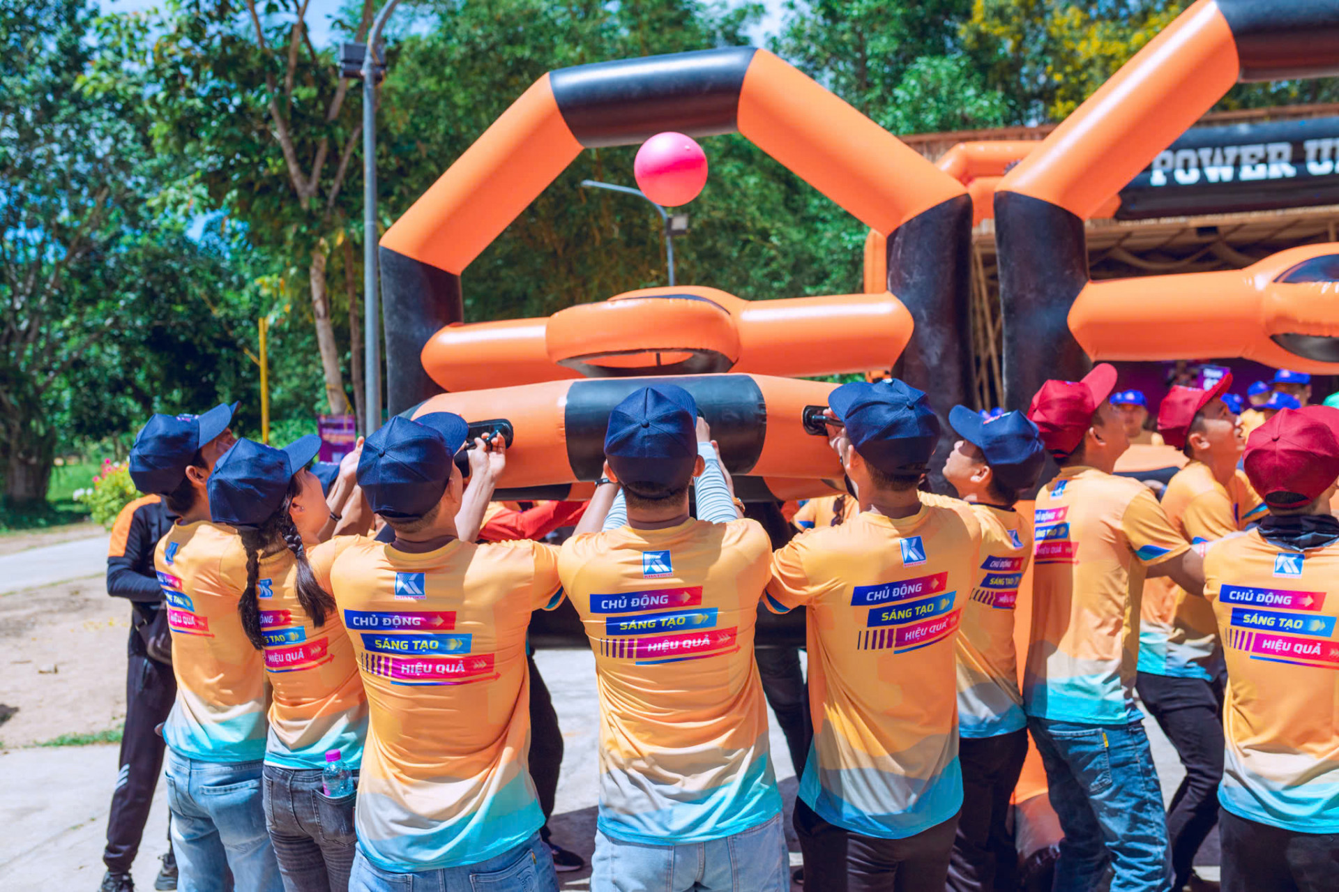 Các đoàn viên thanh niên Khatoco hào hứng tham gia các game teambuilding