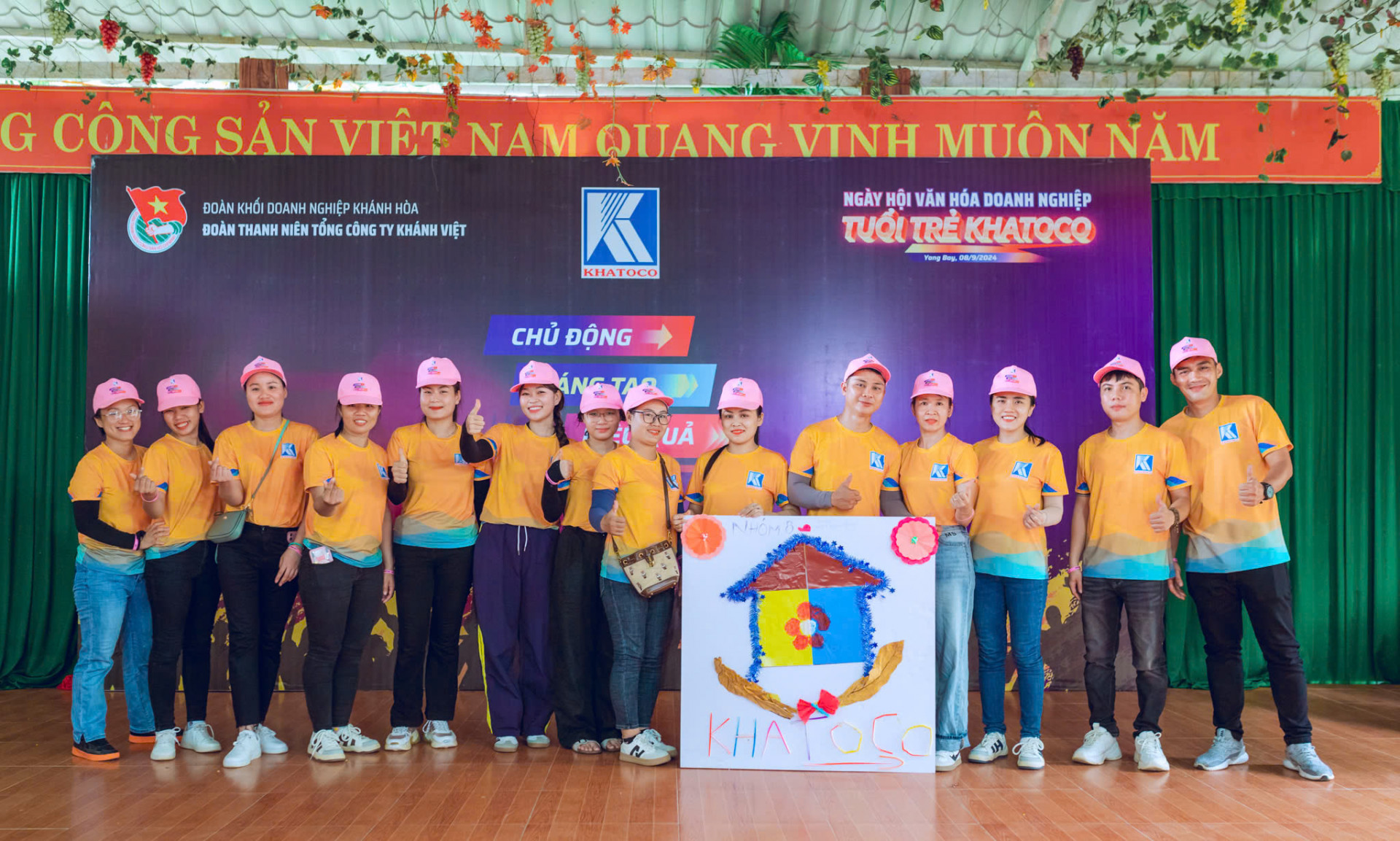 Đoàn viên thanh niên Khatoco thể hiện sự sáng tạo trong việc trang trí biểu tượng Ngôi nhà văn hóa