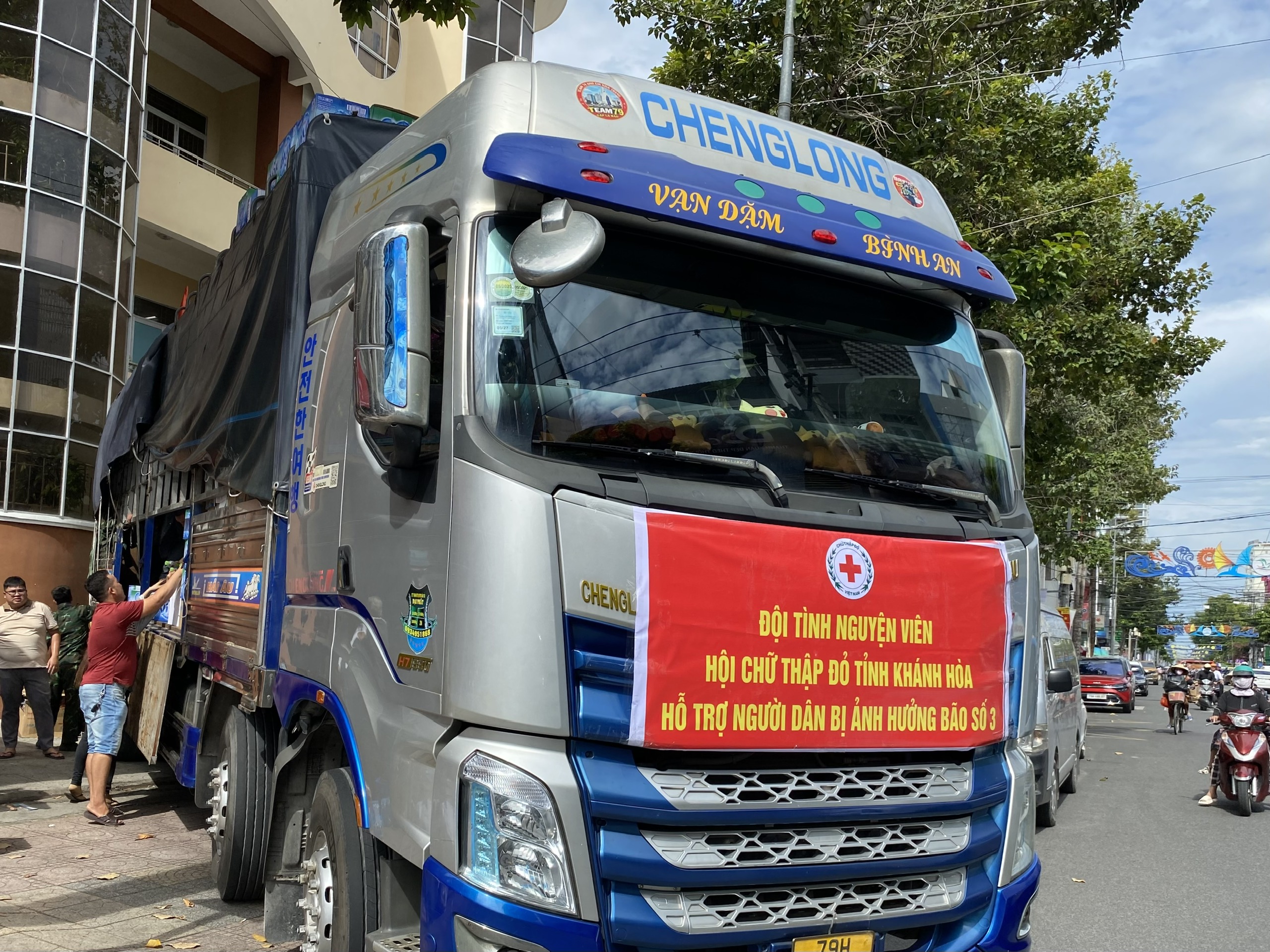 Vận chuyển 37 tấn hàng đi miền Bắc cứu trợ cho các tỉnh bị ảnh hưởng bão số 3