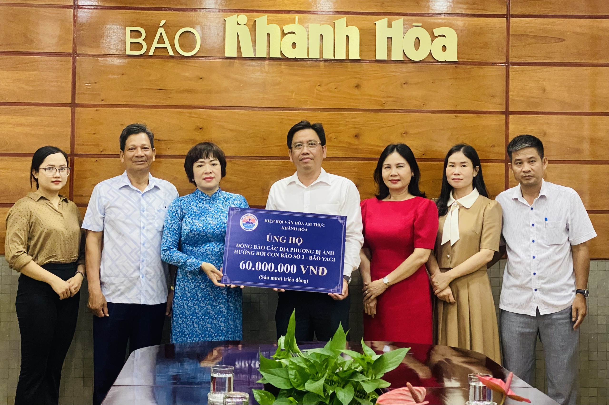 Báo Khánh Hòa tiếp nhận 60 triệu đồng từ Hiệp hội Văn hóa ẩm thực Khánh Hòa ủng hộ đồng bào miền Bắc khắc phục thiệt hại do bão số 3