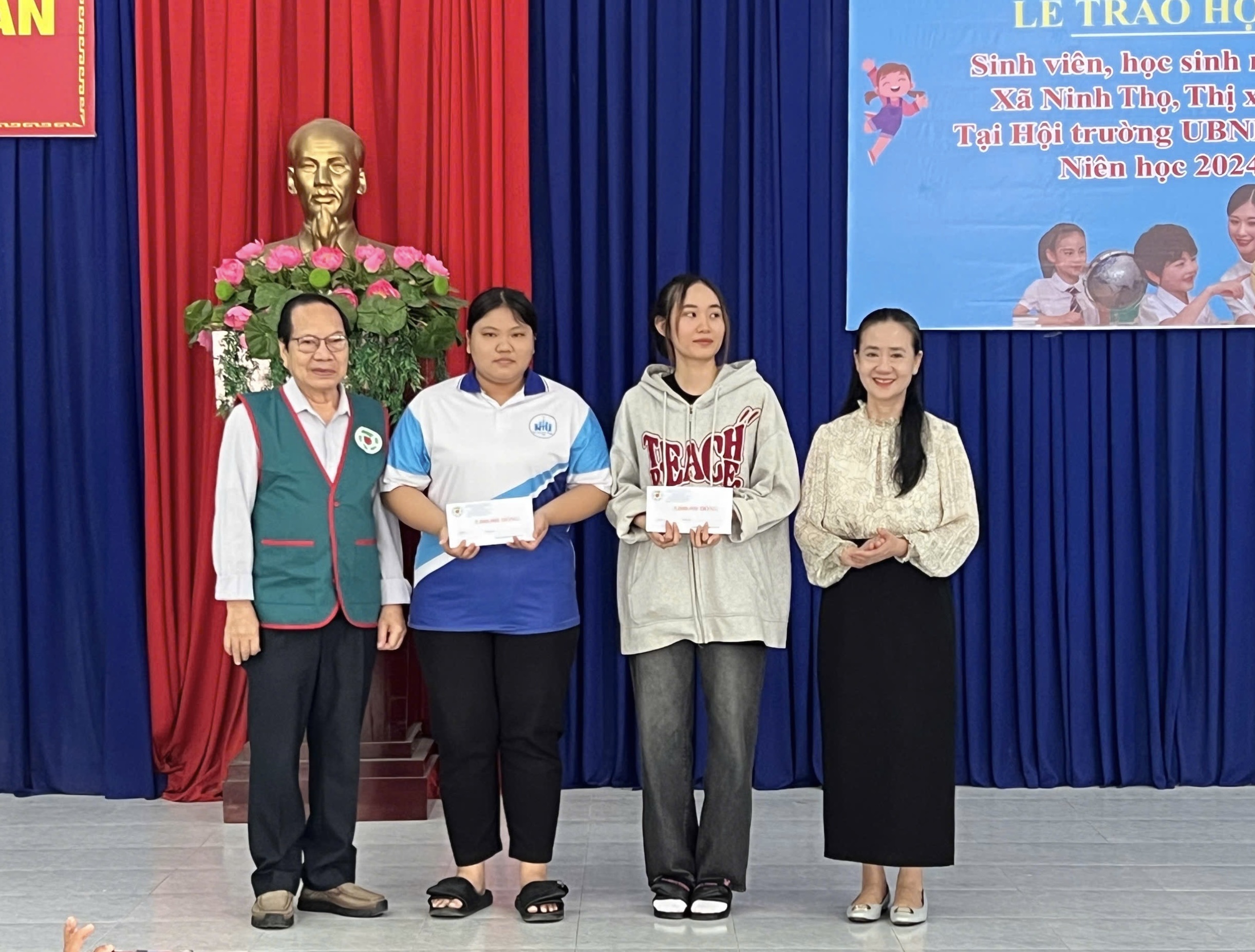 Trao hơn 140 suất học bổng cho trẻ mồ côi, học sinh nghèo xã Ninh Thọ