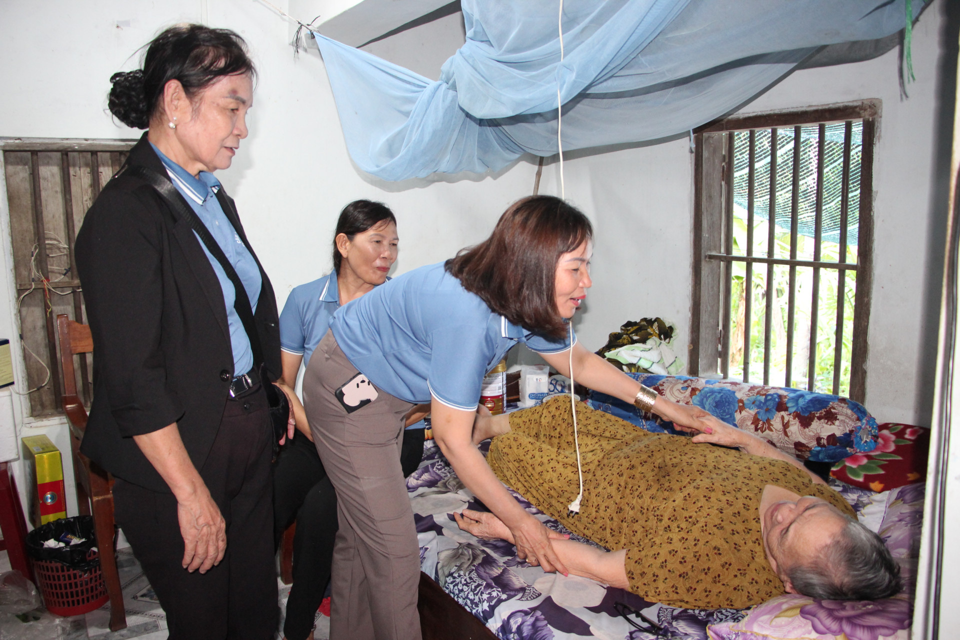 Hàng tháng, các thành viên Câu lạc bộ liên thế hệ tự giúp nhau thôn Mỹ Lợi lại tới thăm hỏi, tặng quà, hỗ trợ và trò chuyện với những trường hợp bị ốm đau, bệnh tật, có hoàn cảnh éo le trong cộng đồng.