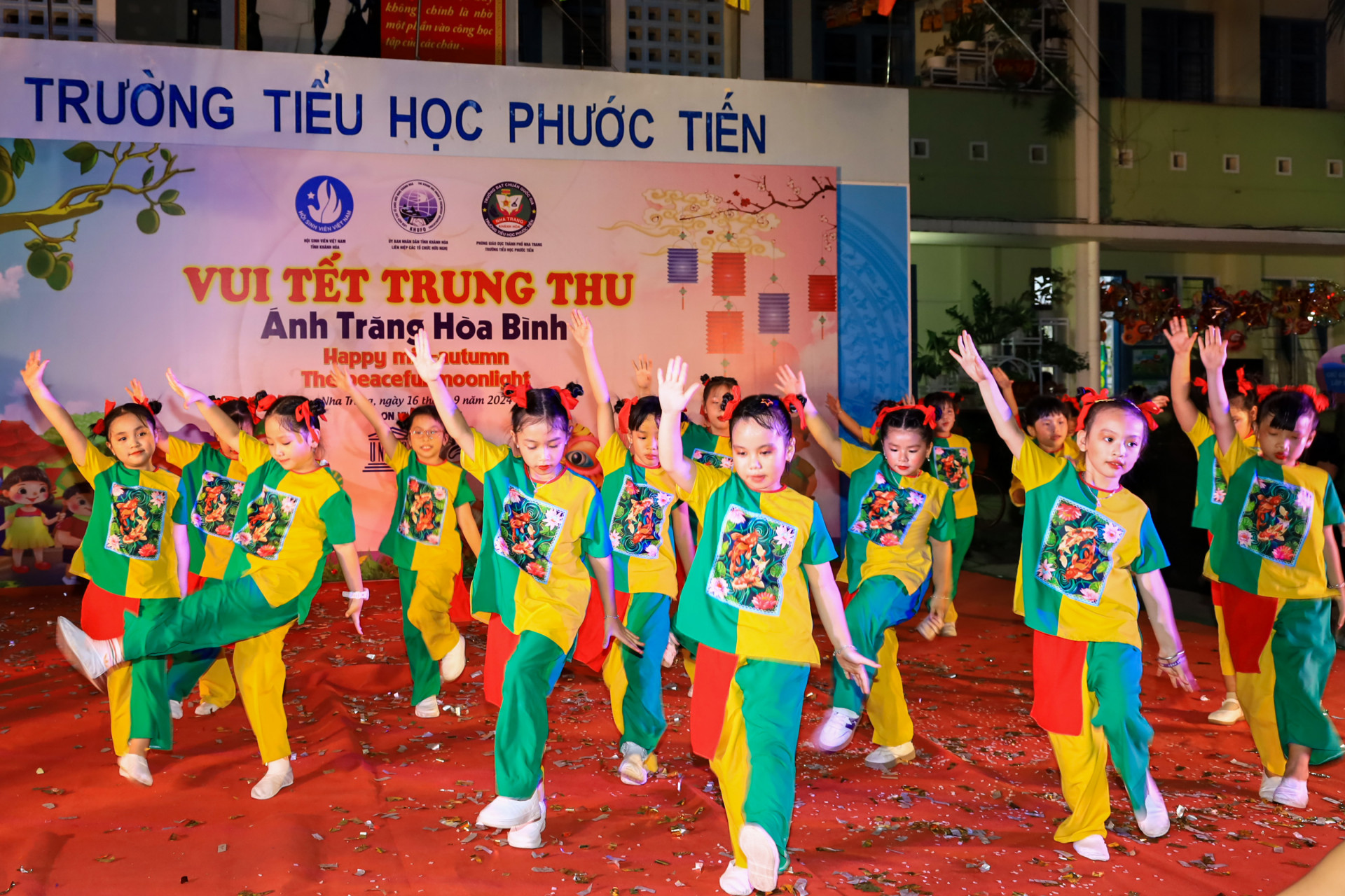 Tiết mục văn nghệ do học sinh Trường Tiểu học Phước Tiến gửi tặng các bạn nhỏ người nước ngoài.